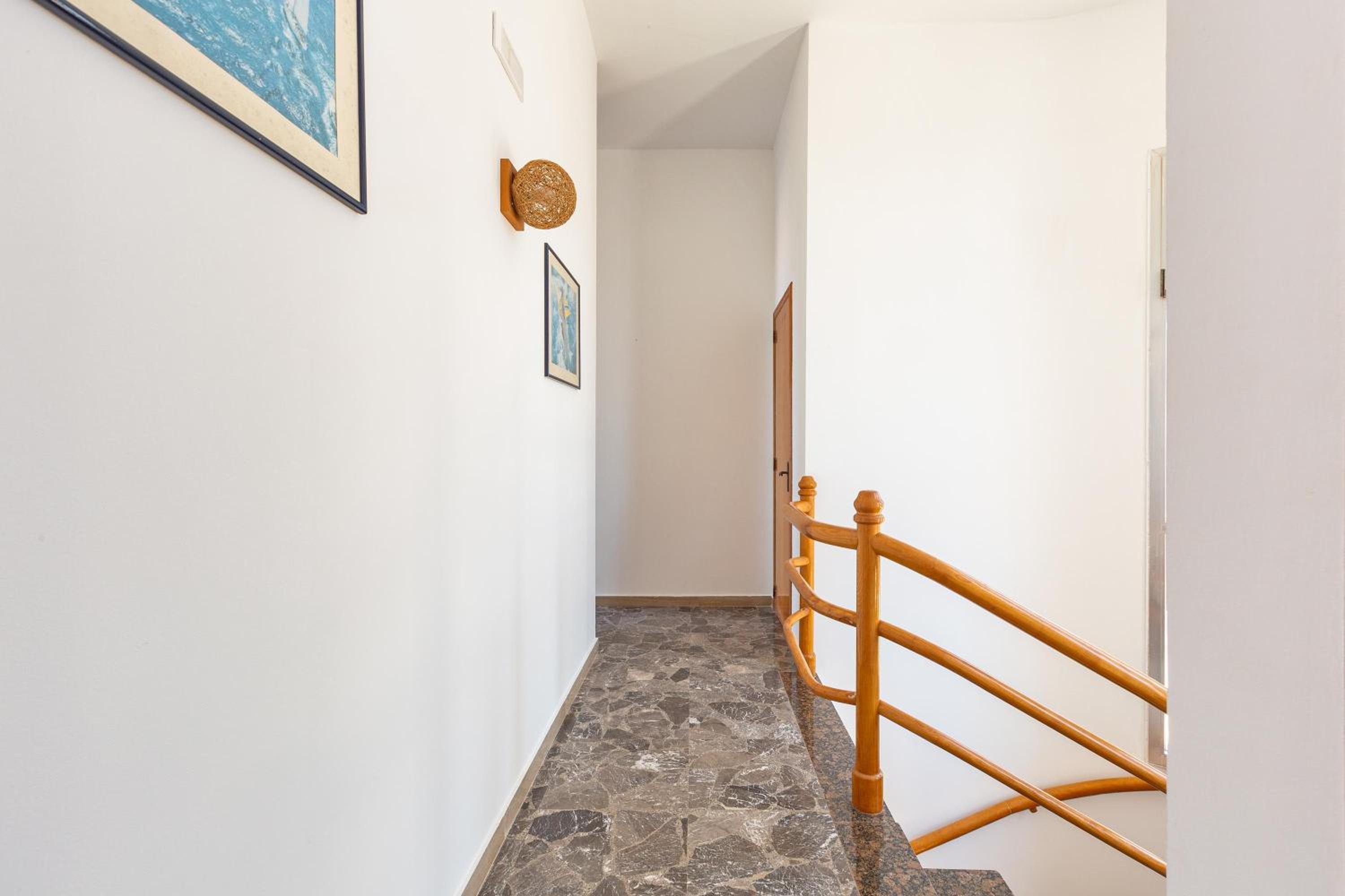 Five-Bedroom House photo 1