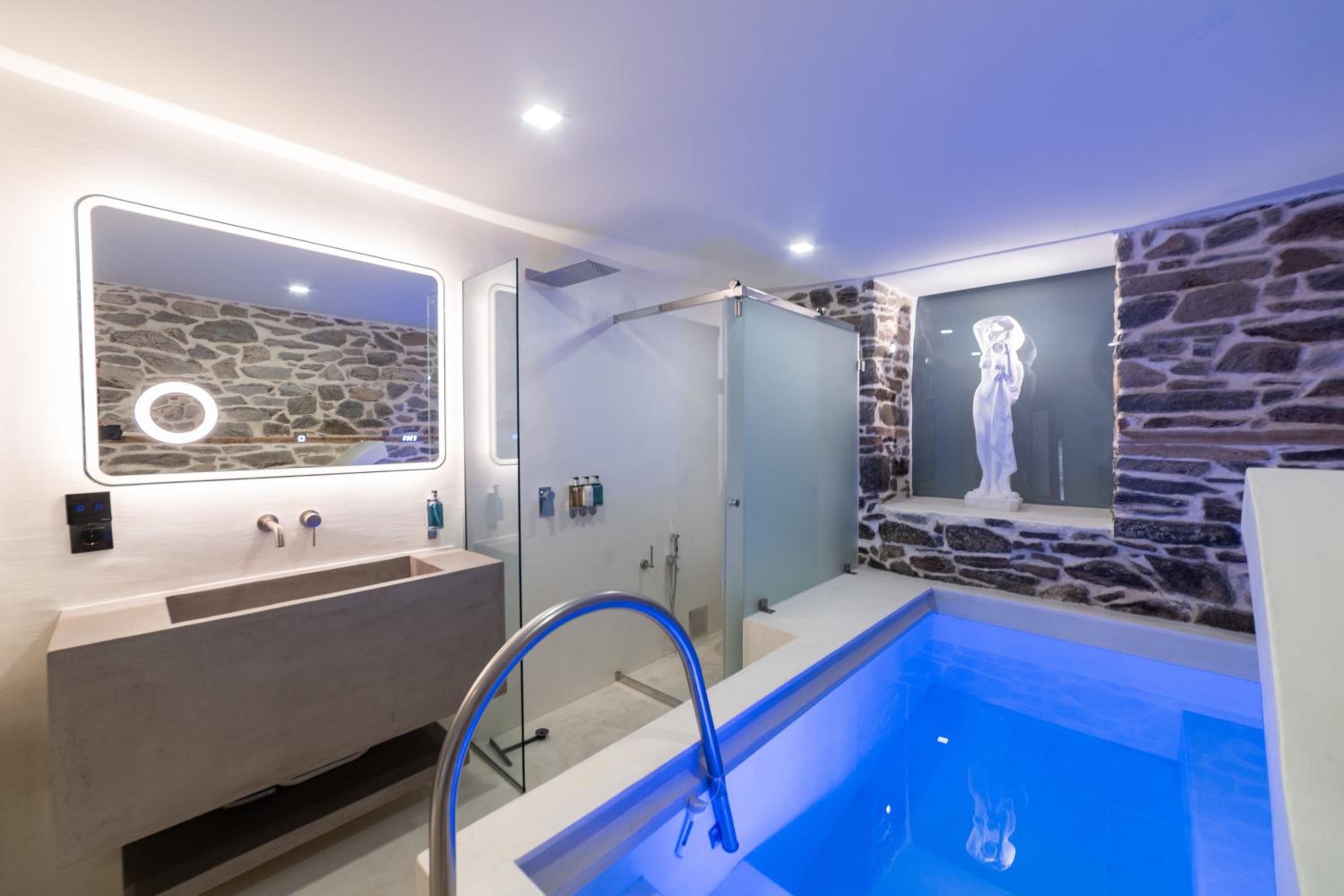 Villa with Private Pool - Photo 13