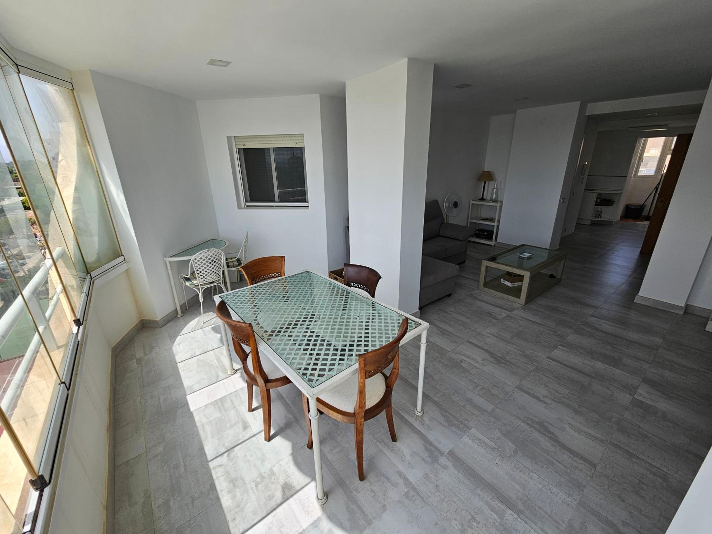 Apartamento de tres dormitorios con vista al agua