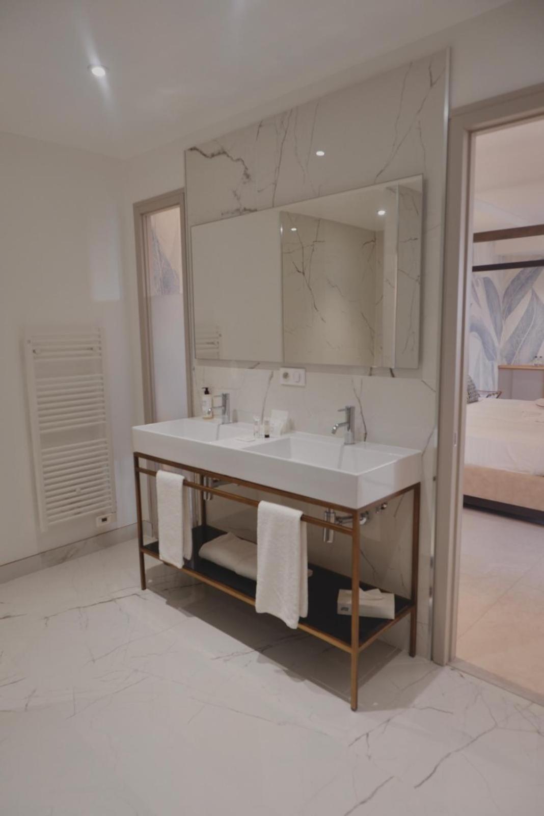 King Suite with Mountain View - Photo 3