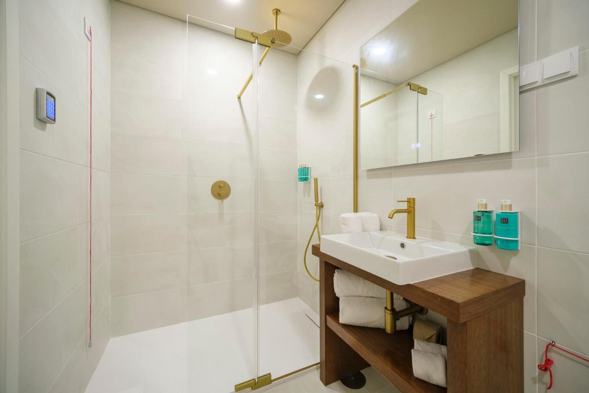 Deluxe Double Room - Photo 15