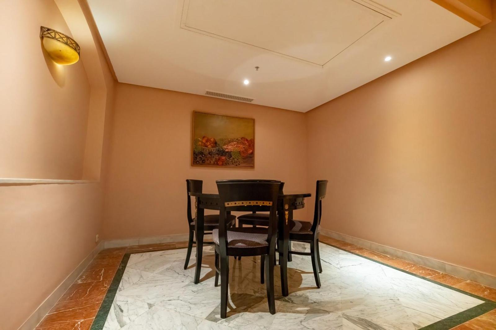 Executive Suite  - Photo 9