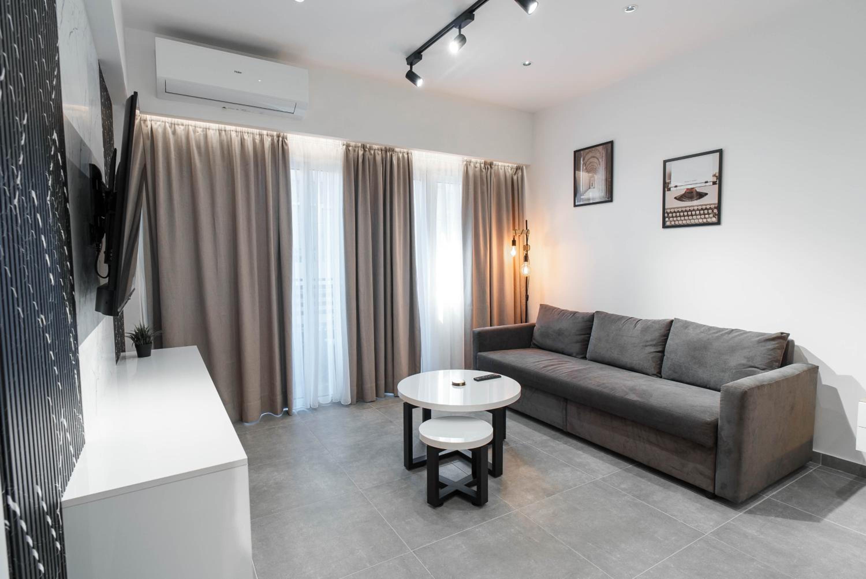 One-Bedroom Apartment photo 2