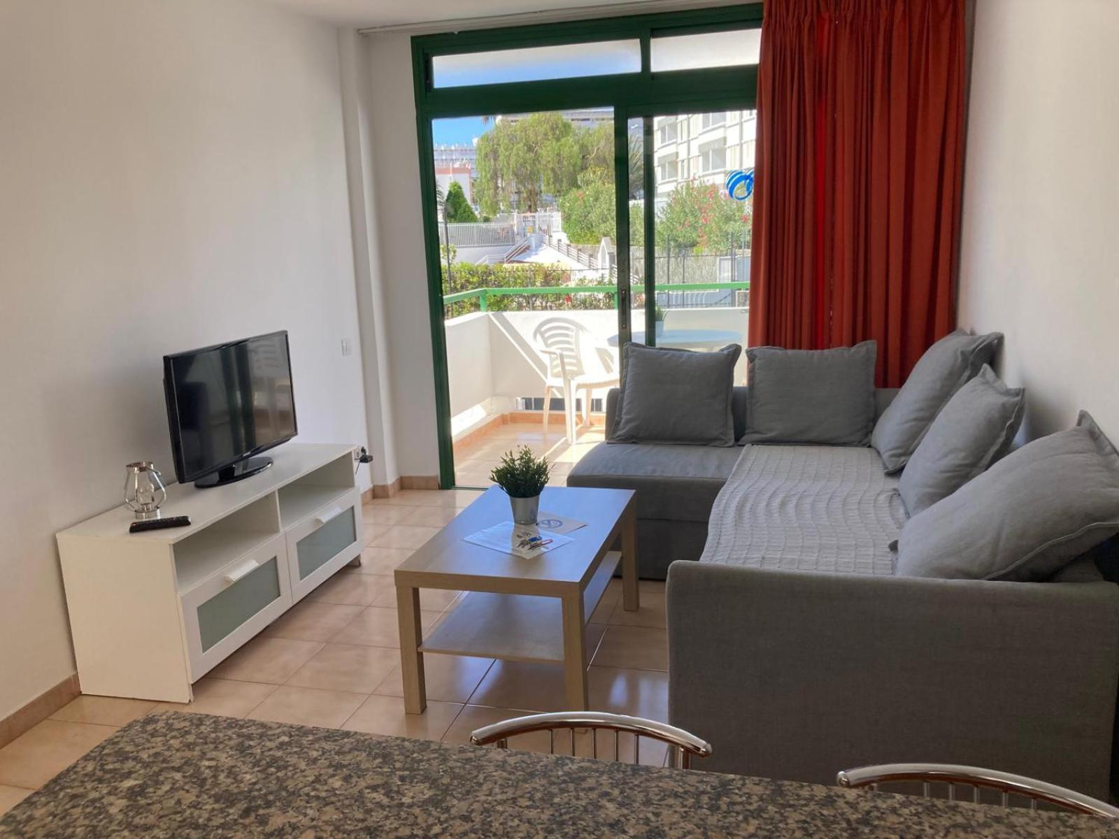 Apartamento de una habitación con balcón y vista a la ciudad