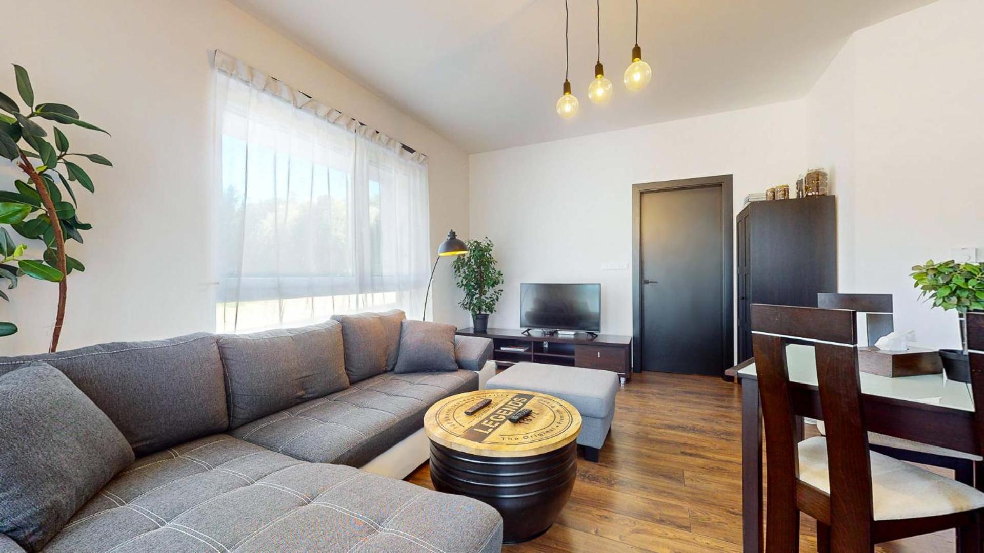 One-Bedroom Apartment photo 1