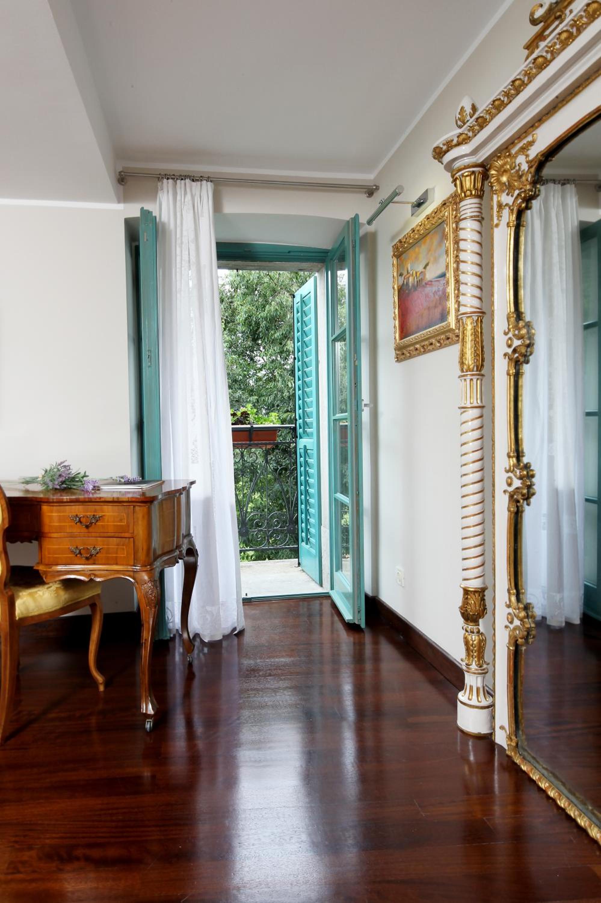 Junior Suite with Balcony - Photo 4