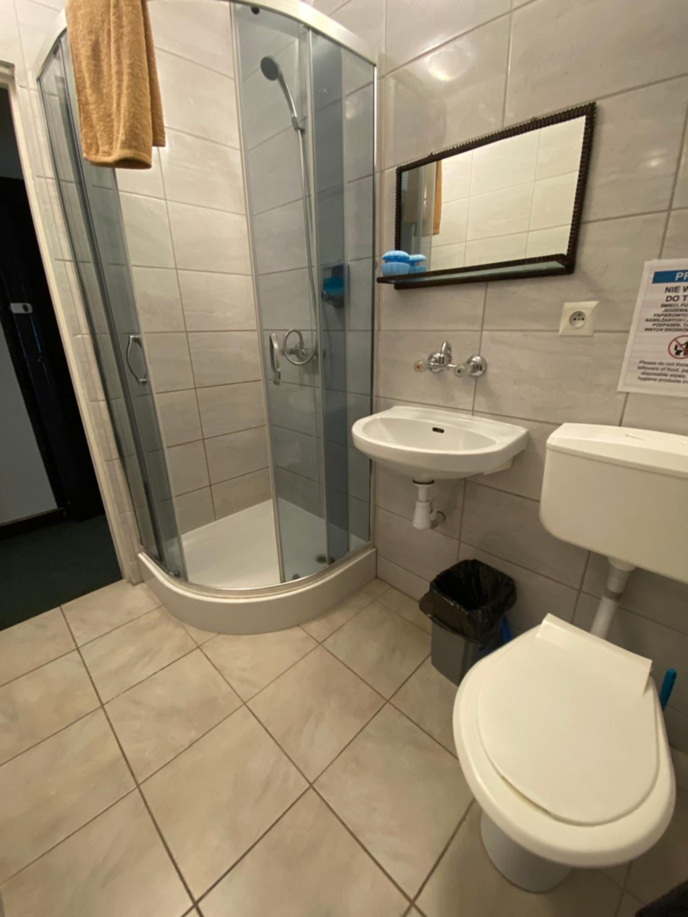 Economy Triple Room photo 3