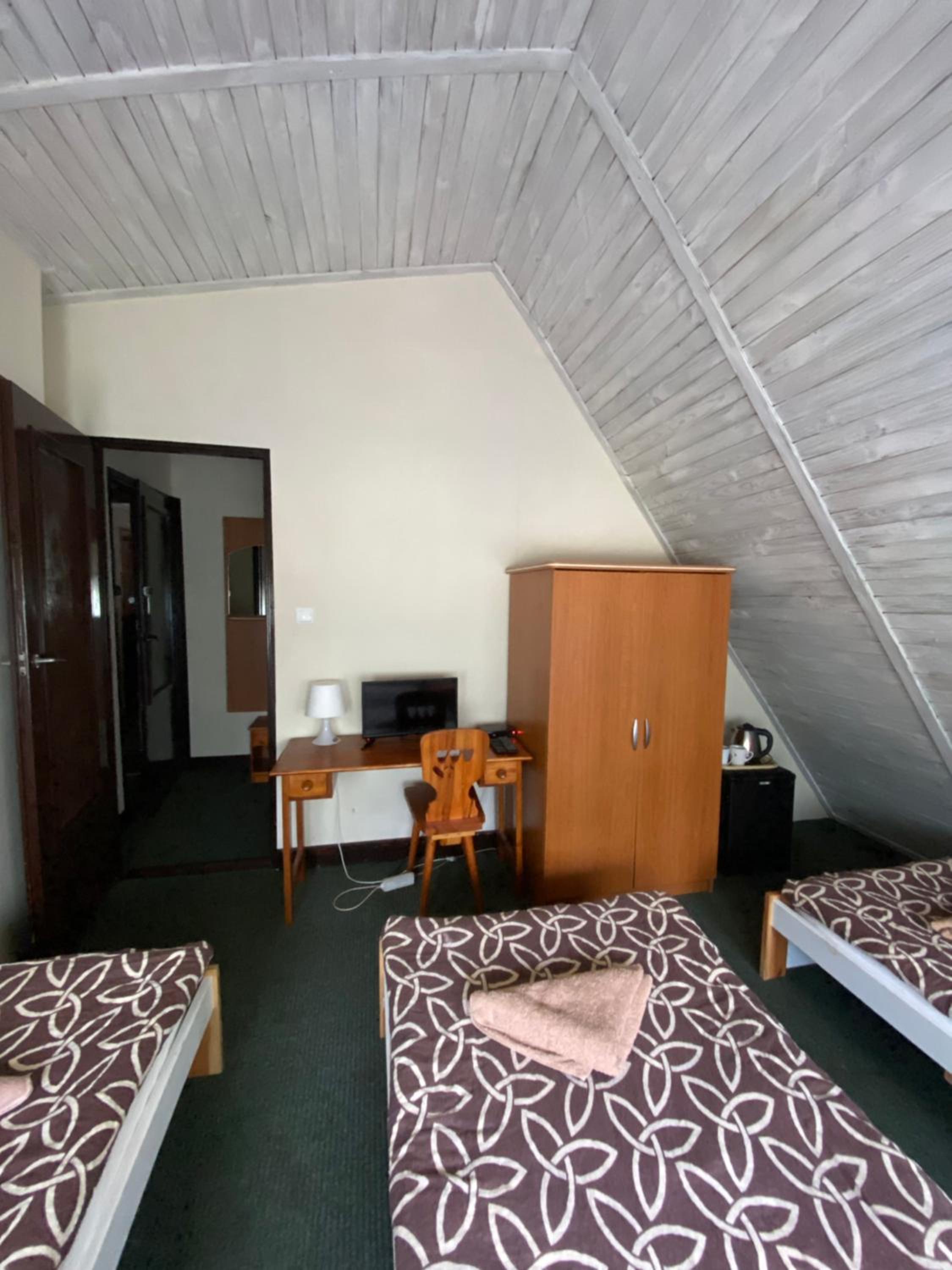 Economy Triple Room photo 2