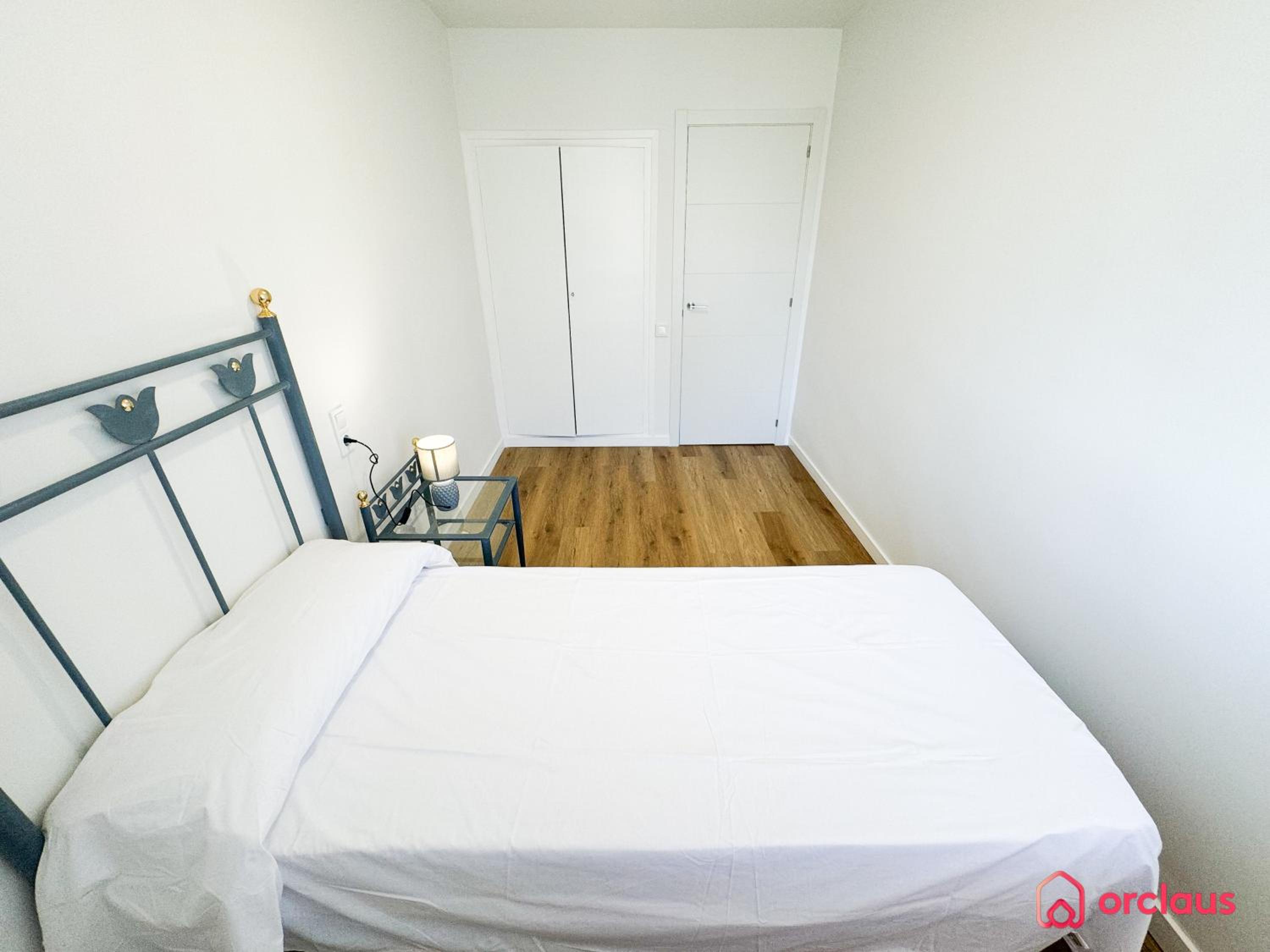 Apartamento de tres habitaciones con balcón