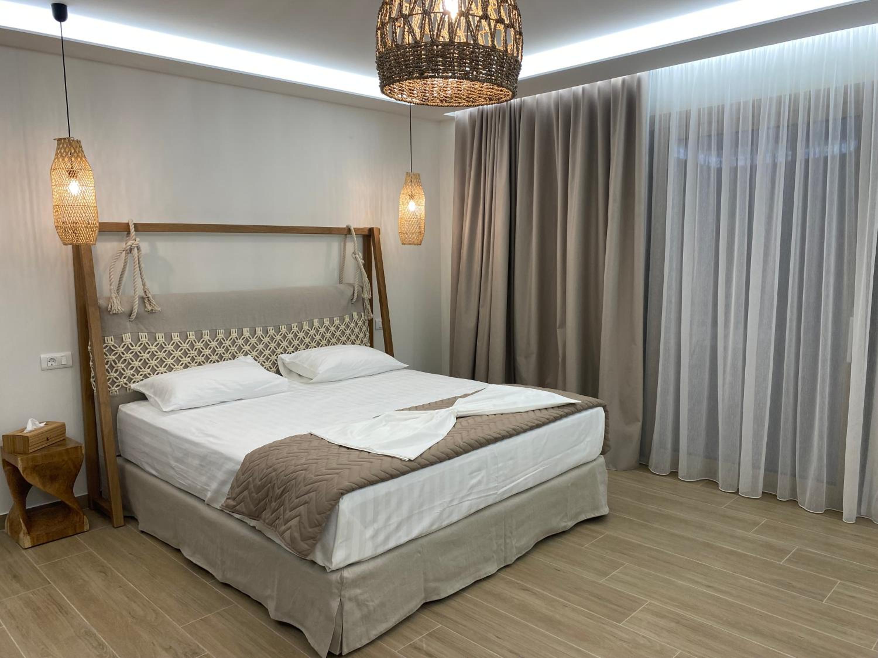 Junior Suite with Private Pool - Photo 14