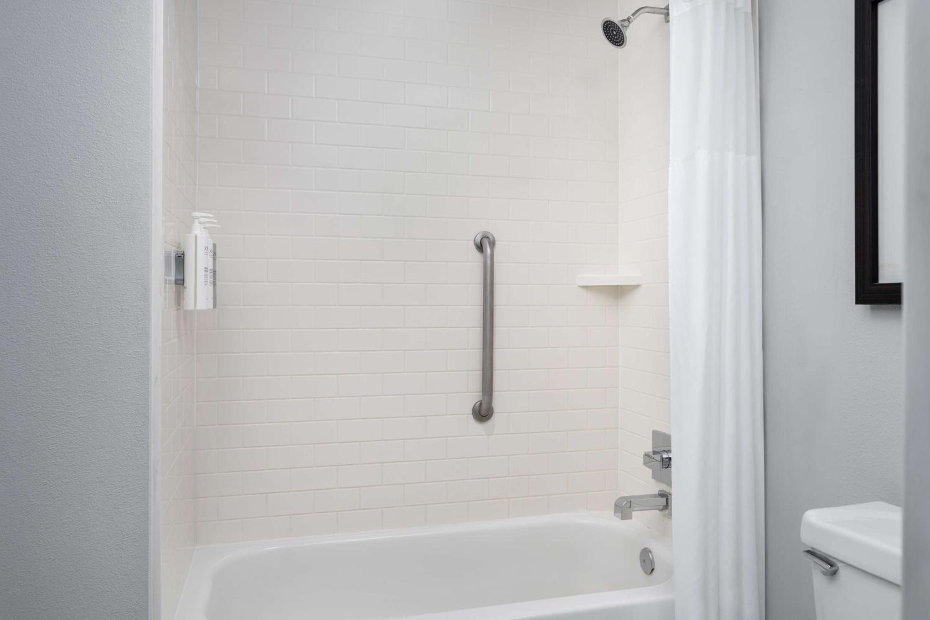 King Suite with Spa Bath - Non-Smoking - Photo 3