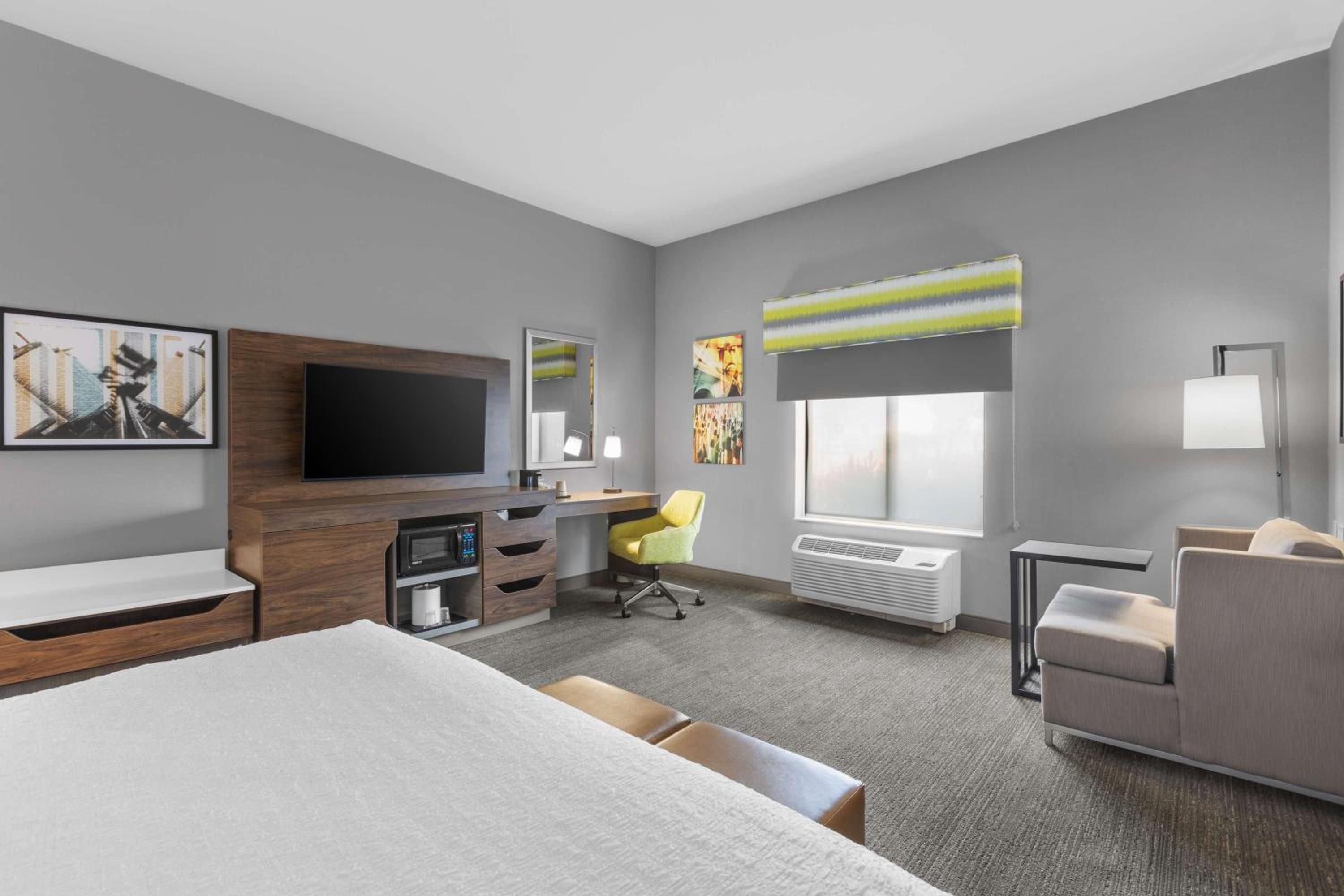 King Room with King Bed - Non-Smoking - Photo 2