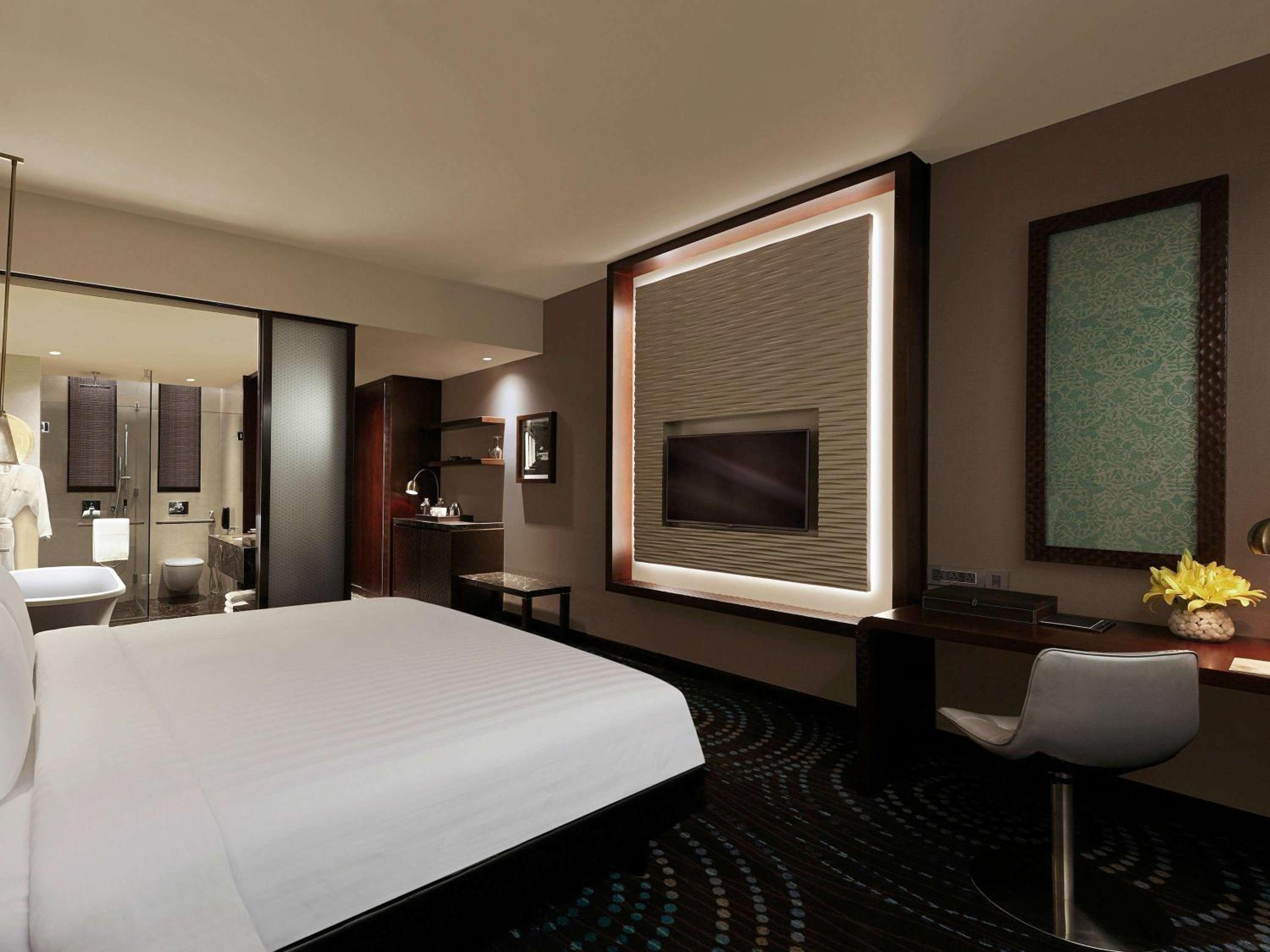 Deluxe King Room with Bathtub