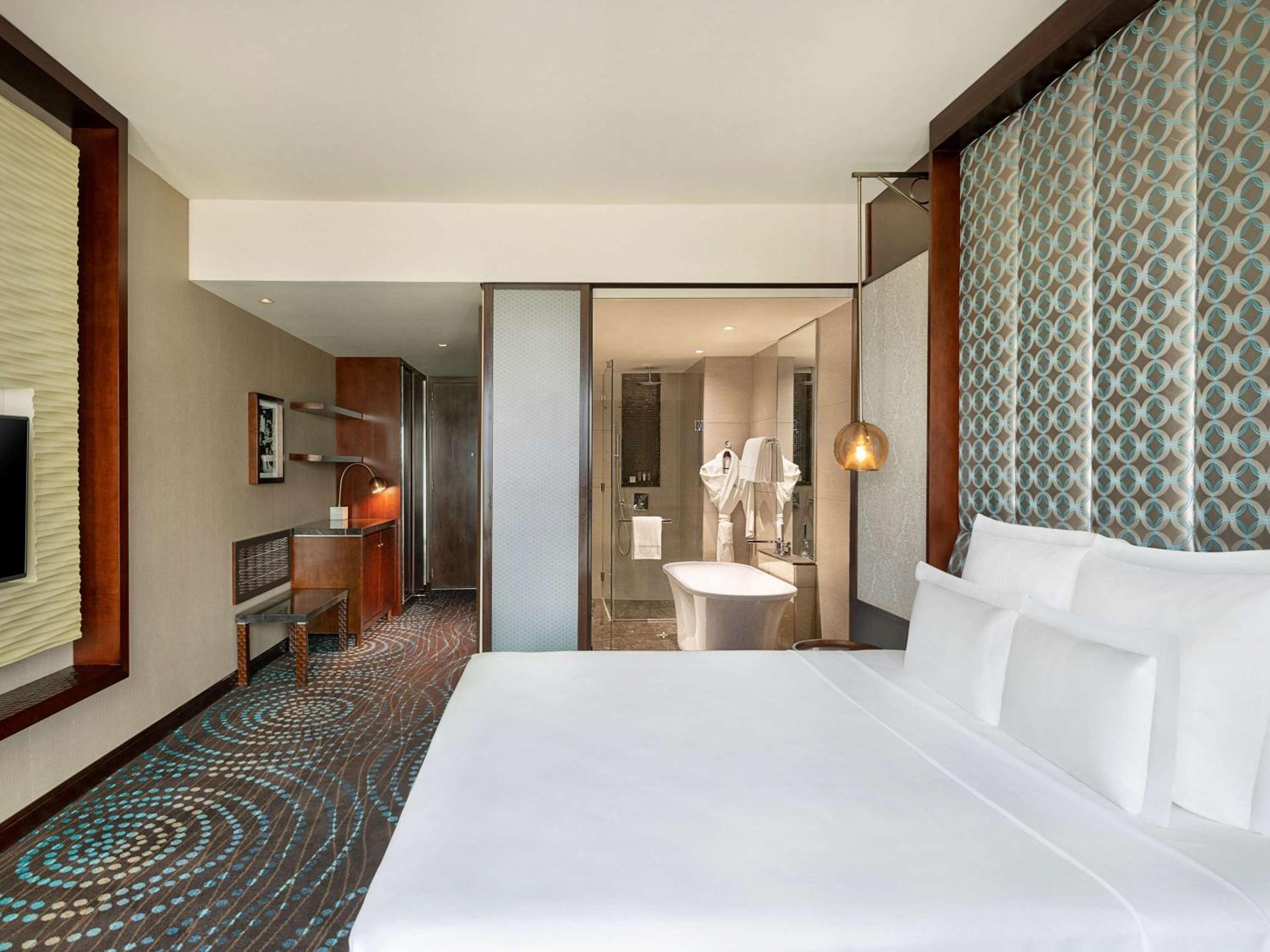 Deluxe King Room with Bathtub