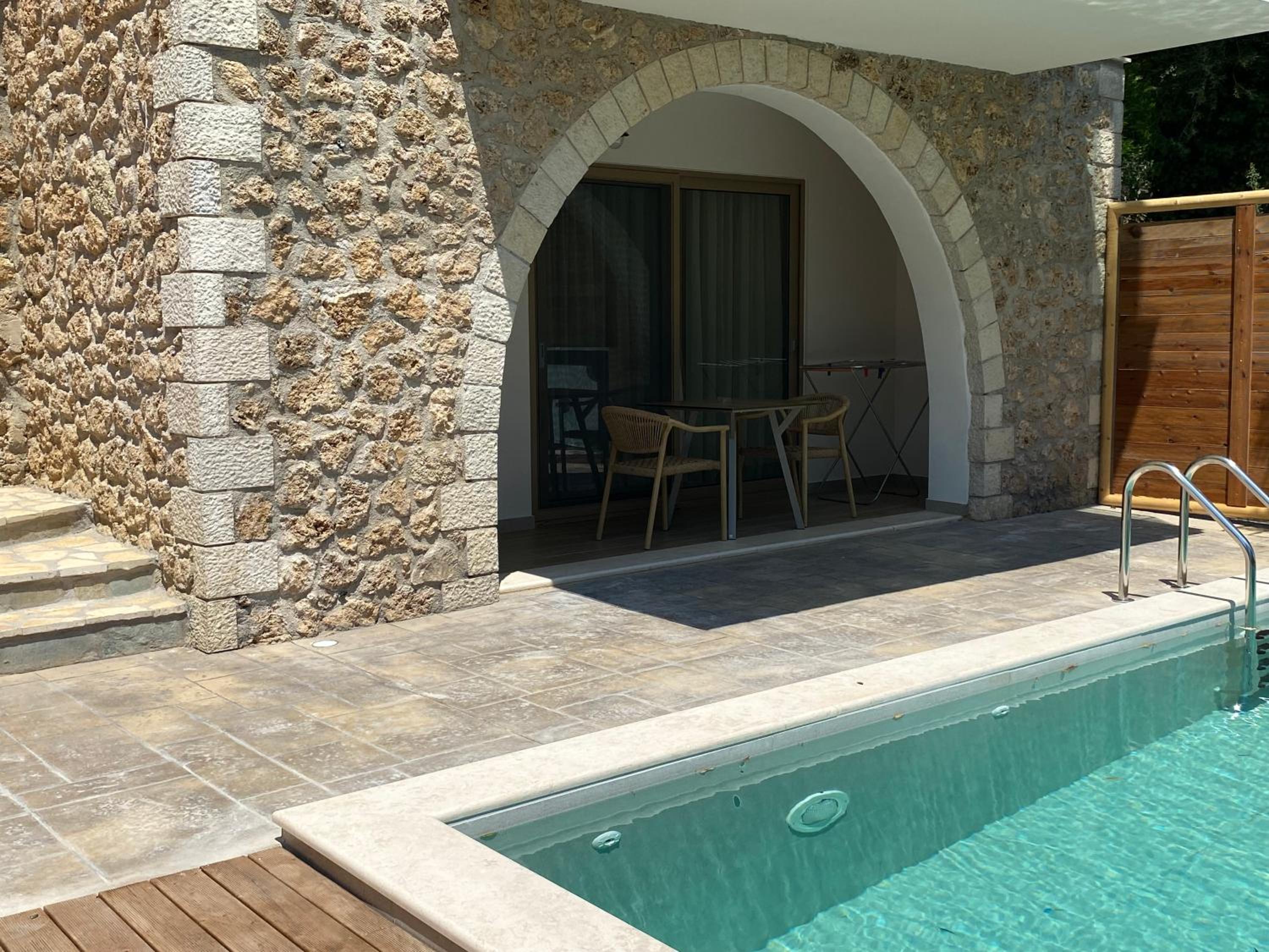 Junior Suite with Private Pool - Photo 17