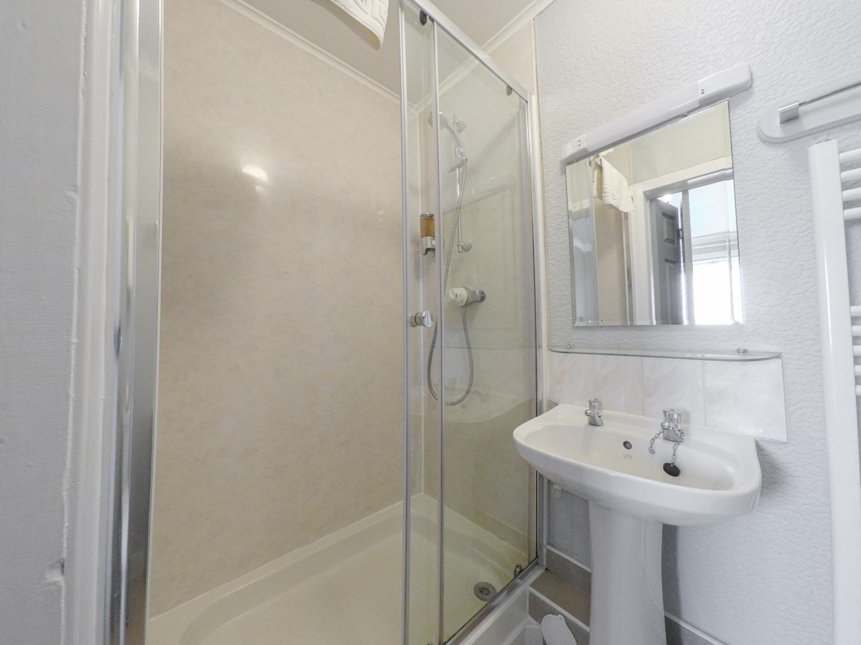 Twin/Double Room with Shower - Photo 4