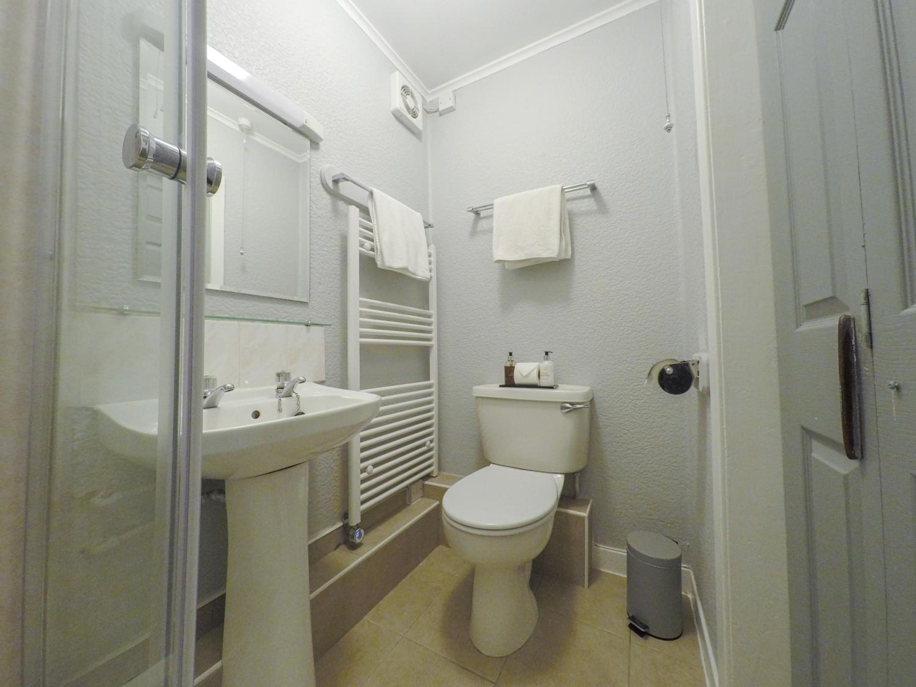 Twin/Double Room with Shower - Photo 5
