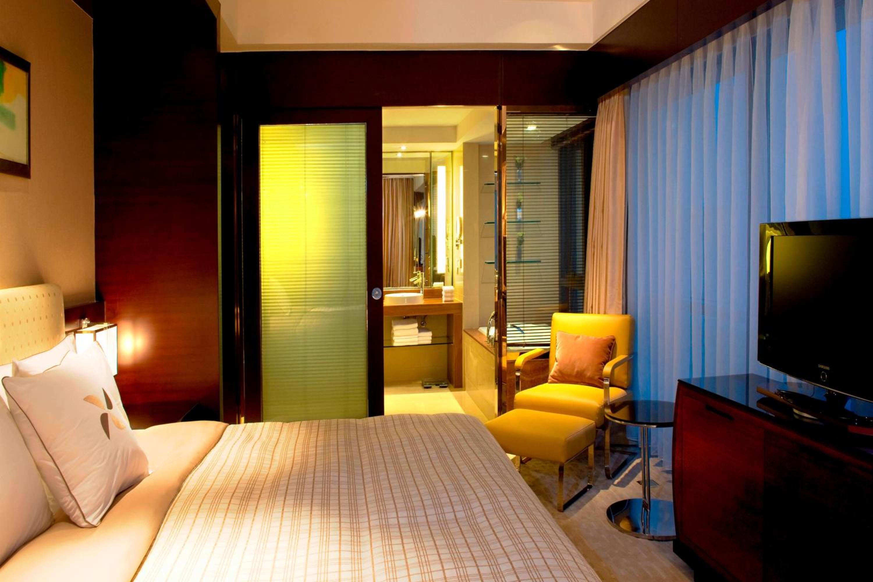 Superior Suite, 1 Bedroom Executive Suite, 1 King, City view - Photo 2