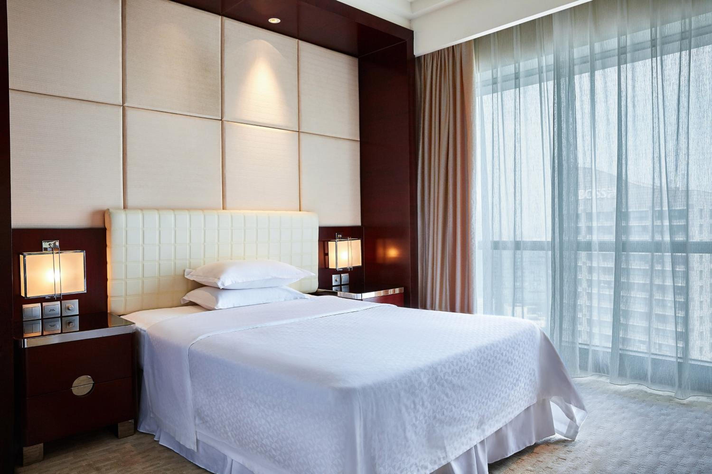 Superior King Rooms, Guest room, 1 King, City view - Photo 4