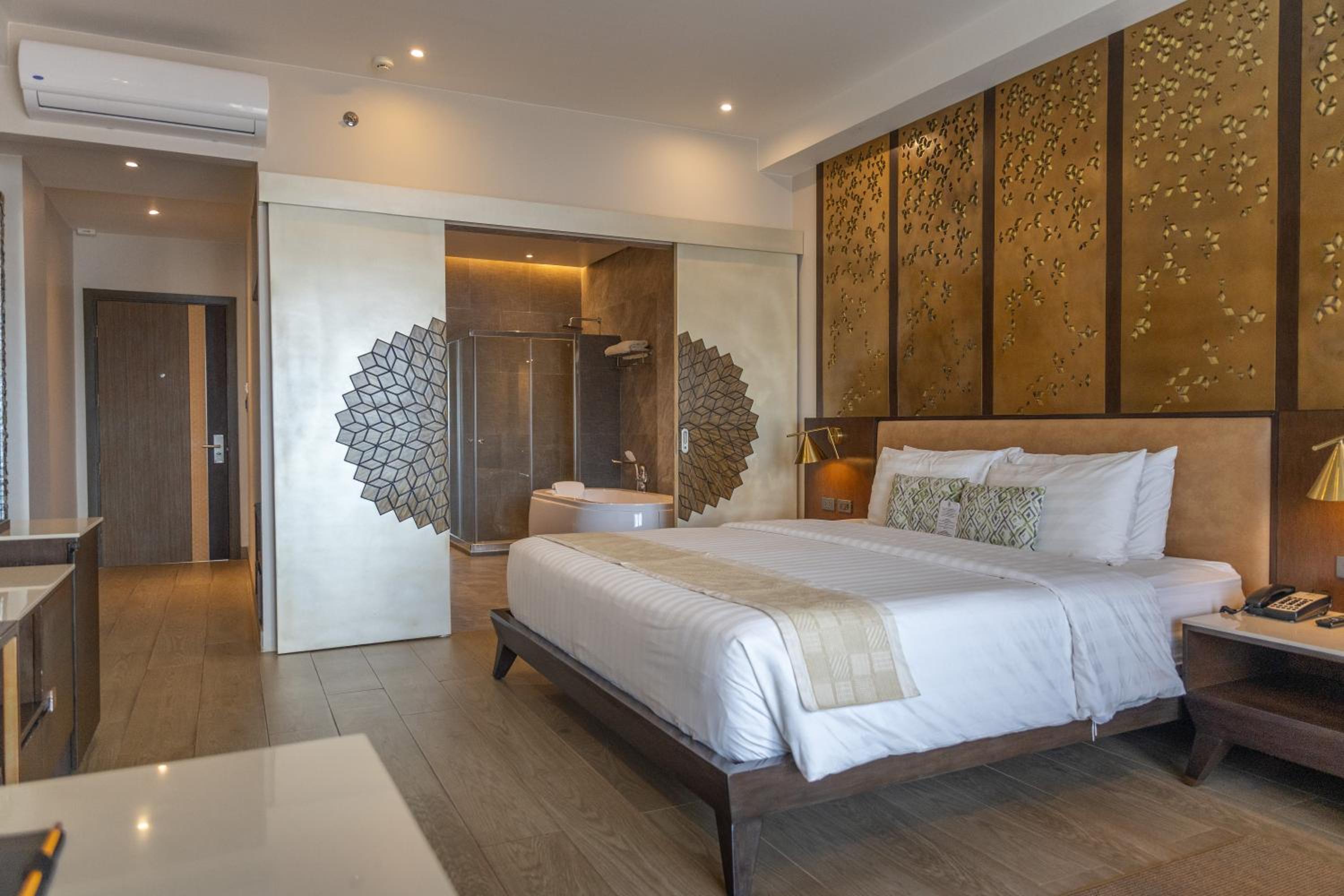 Premier King Room - Photo 9