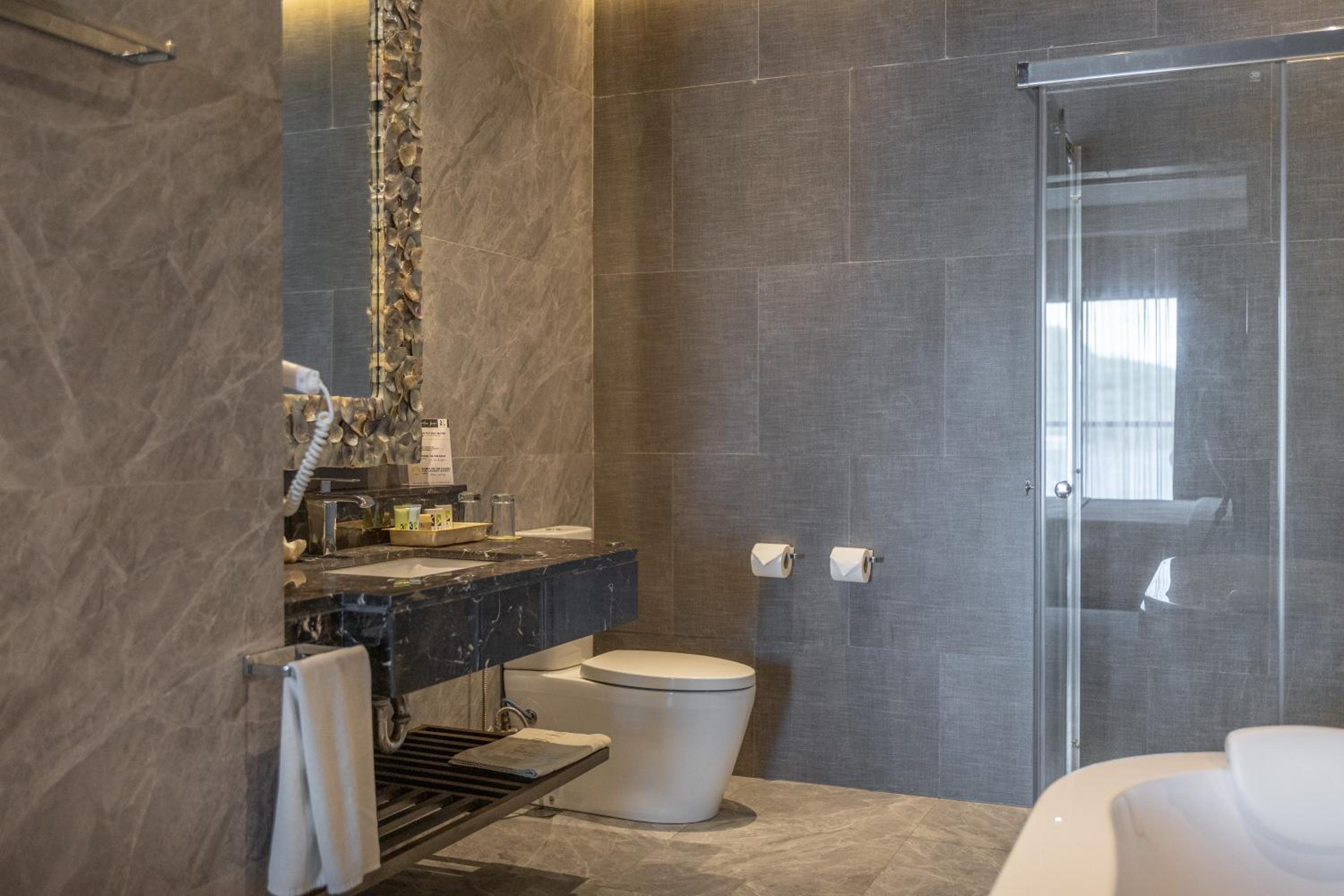 Premier King Room - Photo 8