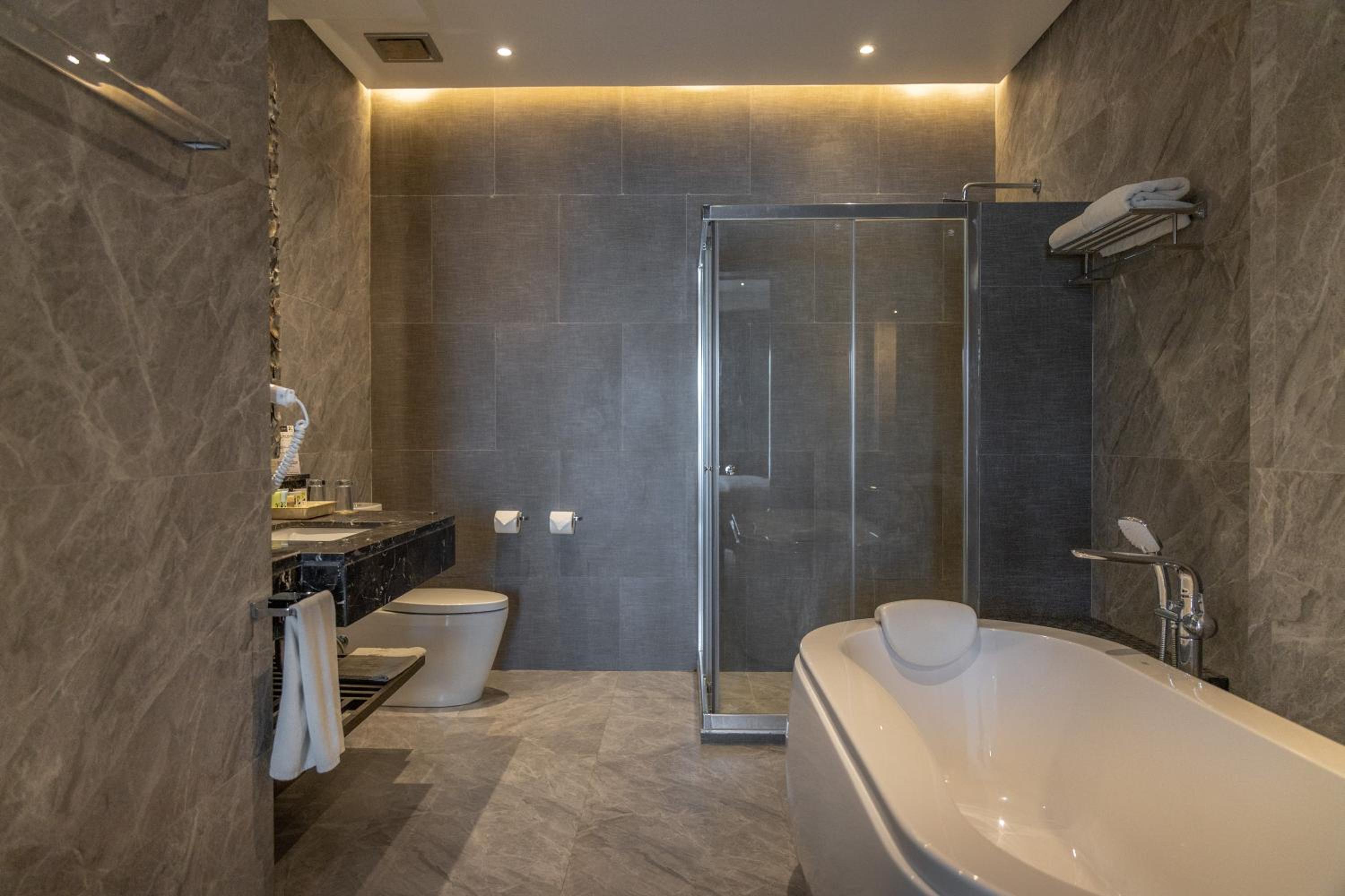 Premier King Room - Photo 5
