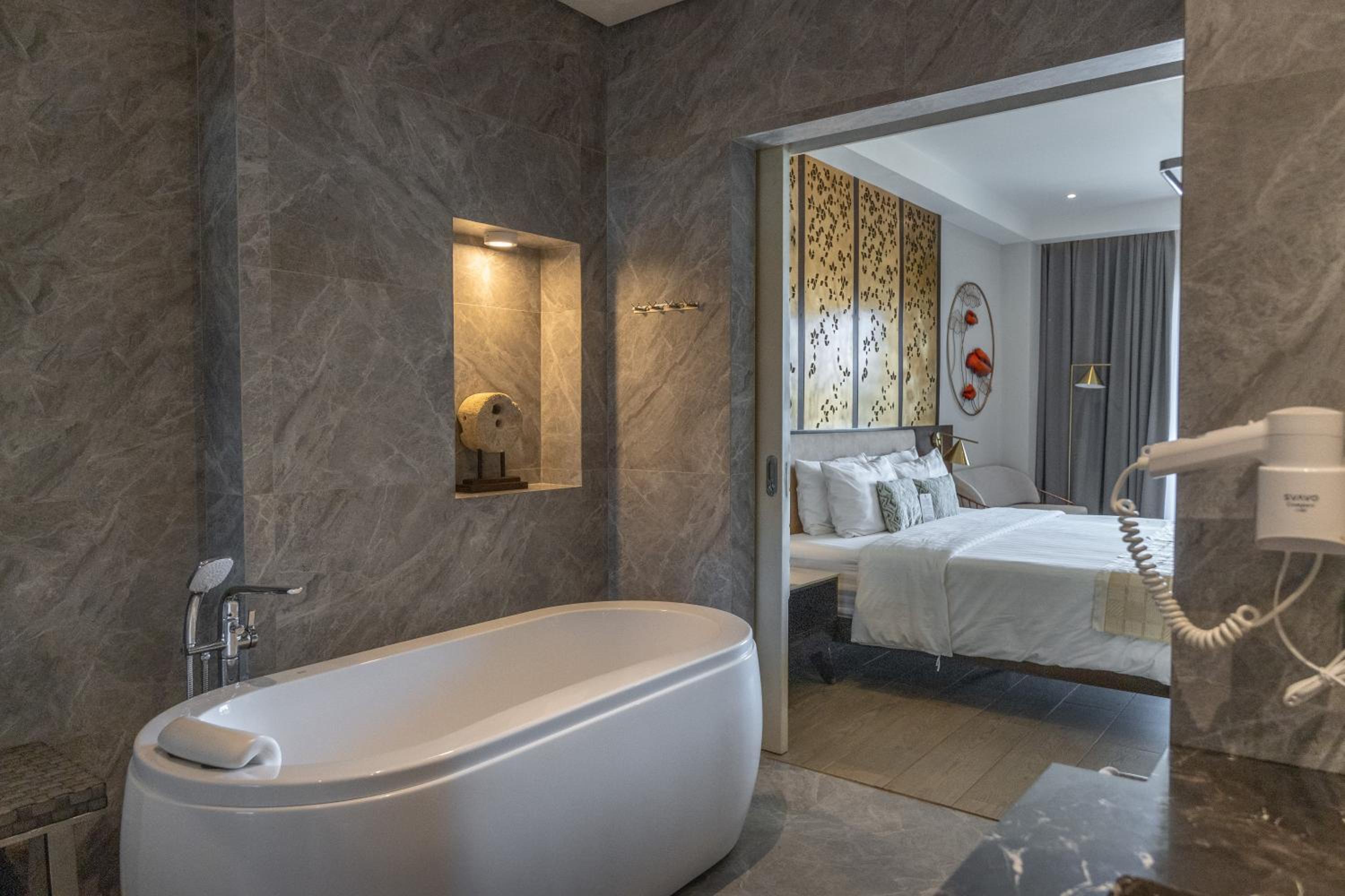 Premier King Room - Photo 11
