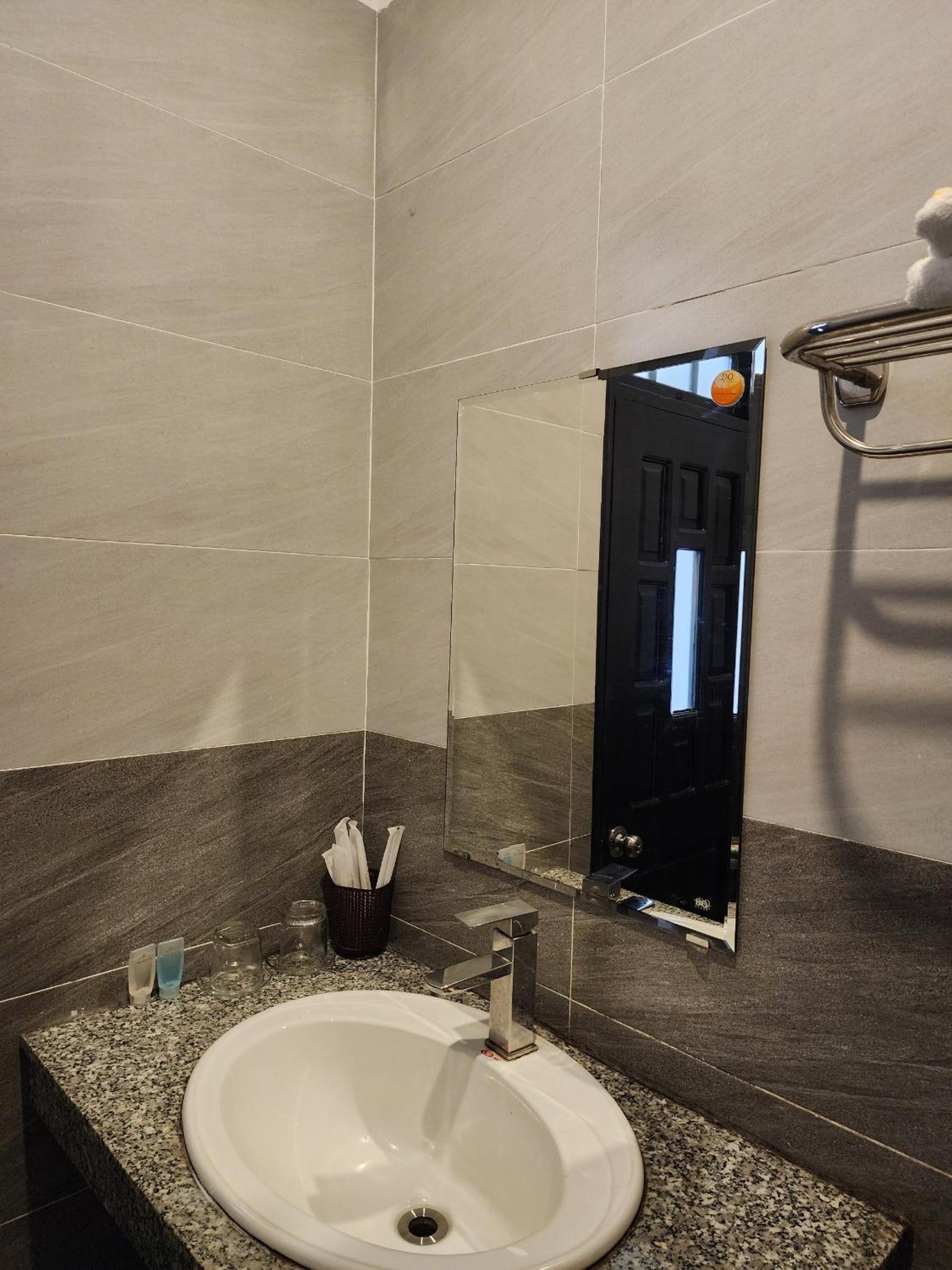Deluxe Double Room with Balcony - Photo 4