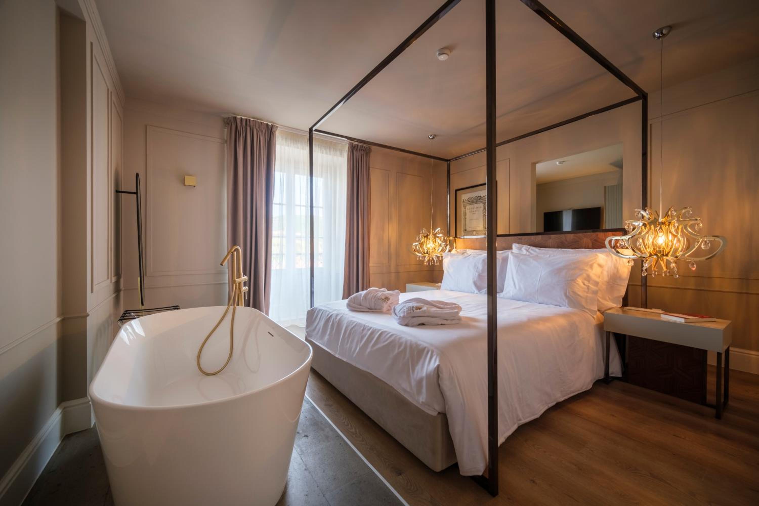 Suite - Photo 1
