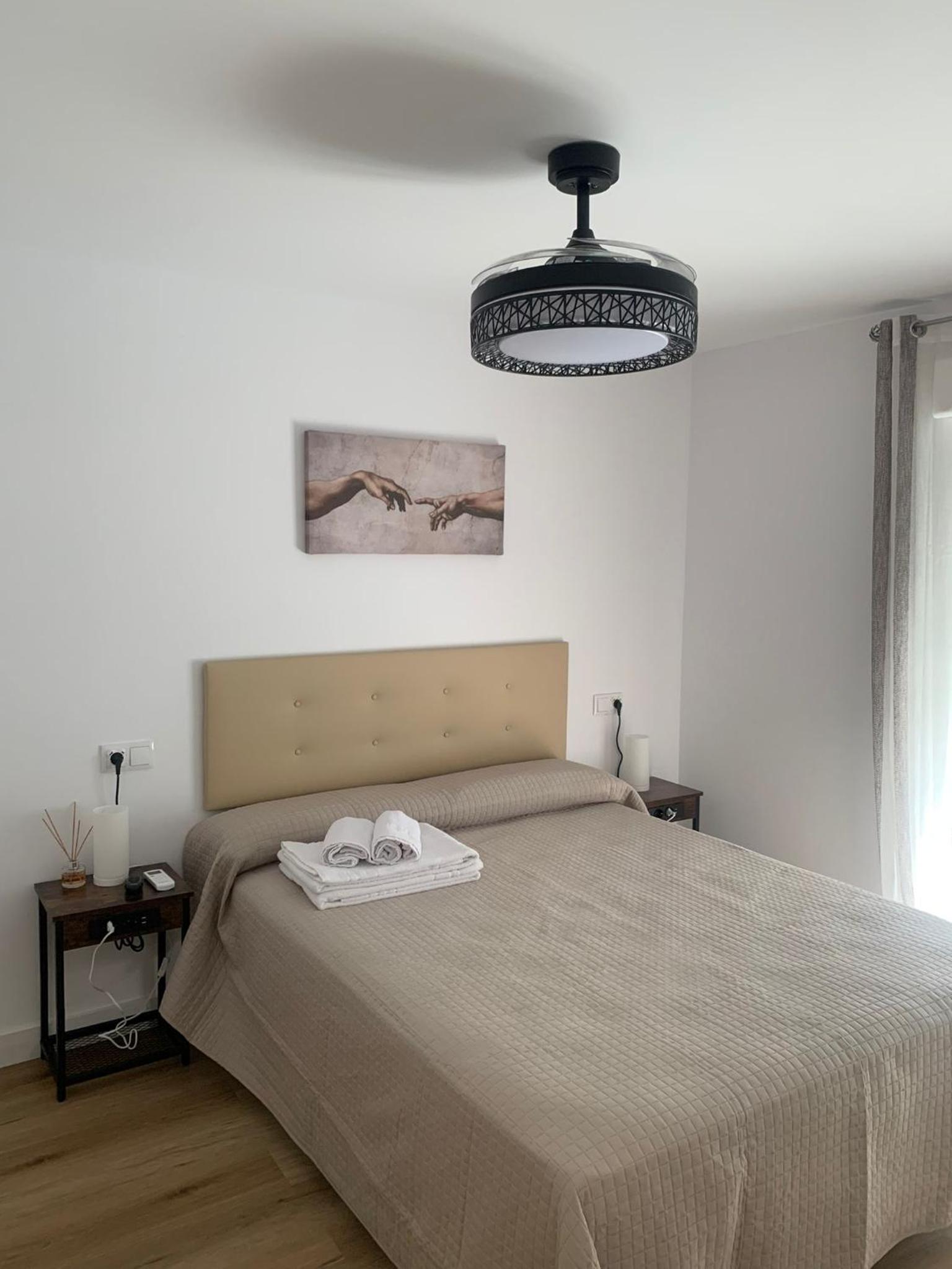 Apartamento de una habitación con balcón y vista a la ciudad