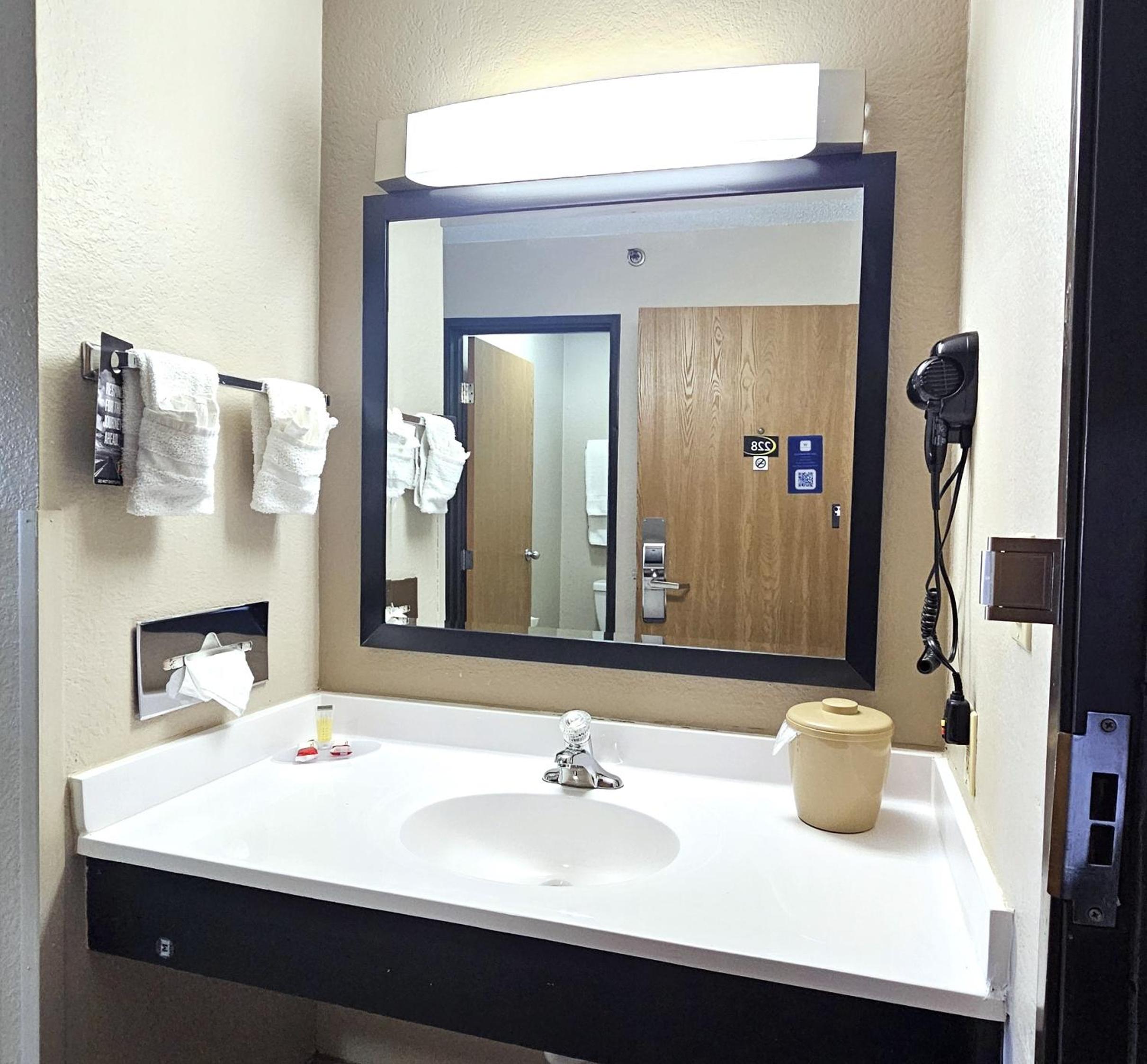 King Room- Non-Smoking - Photo 4