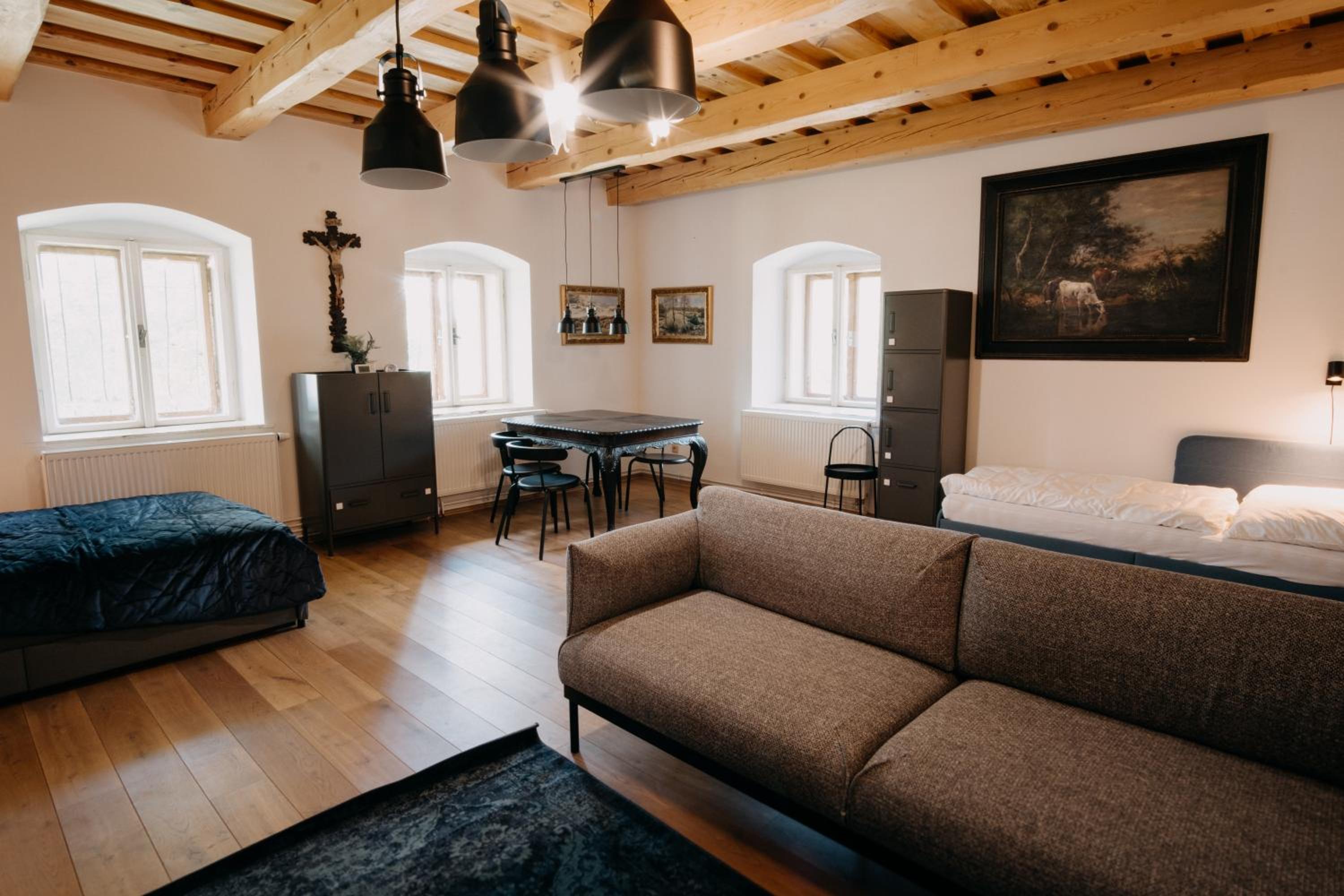 Six-Bedroom House photo 1