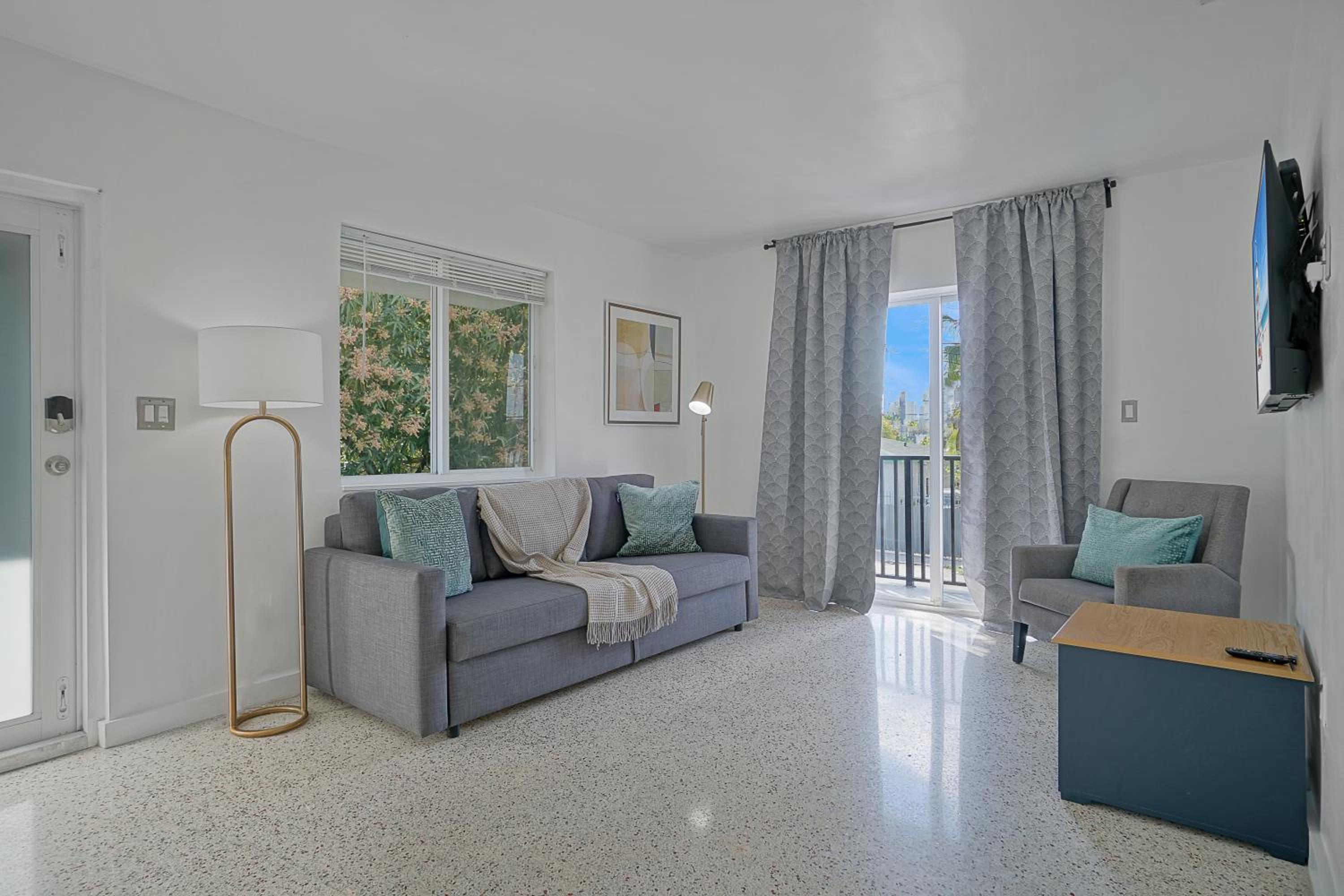Apartment with Balcony photo 3