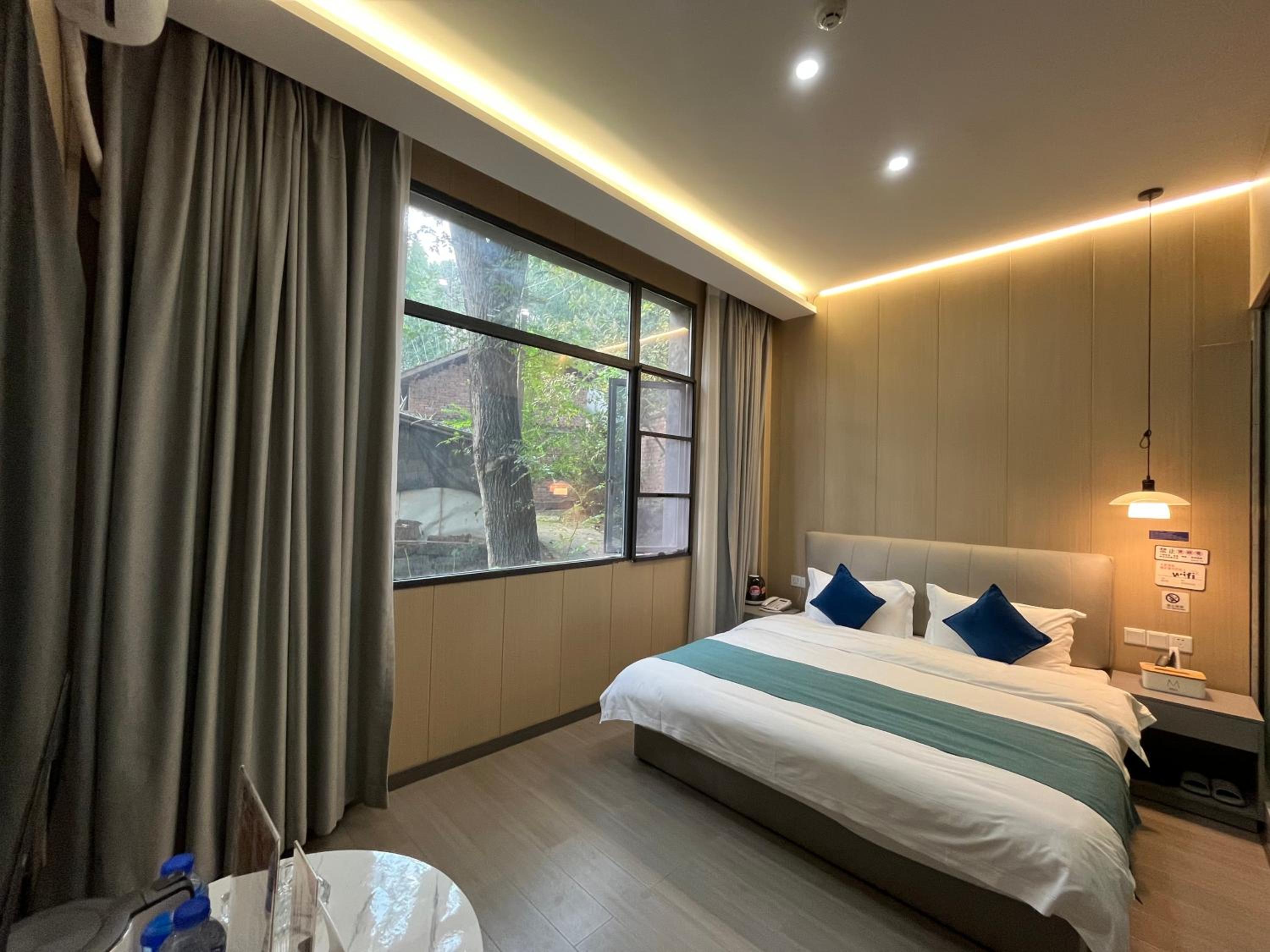 Deluxe Queen Room