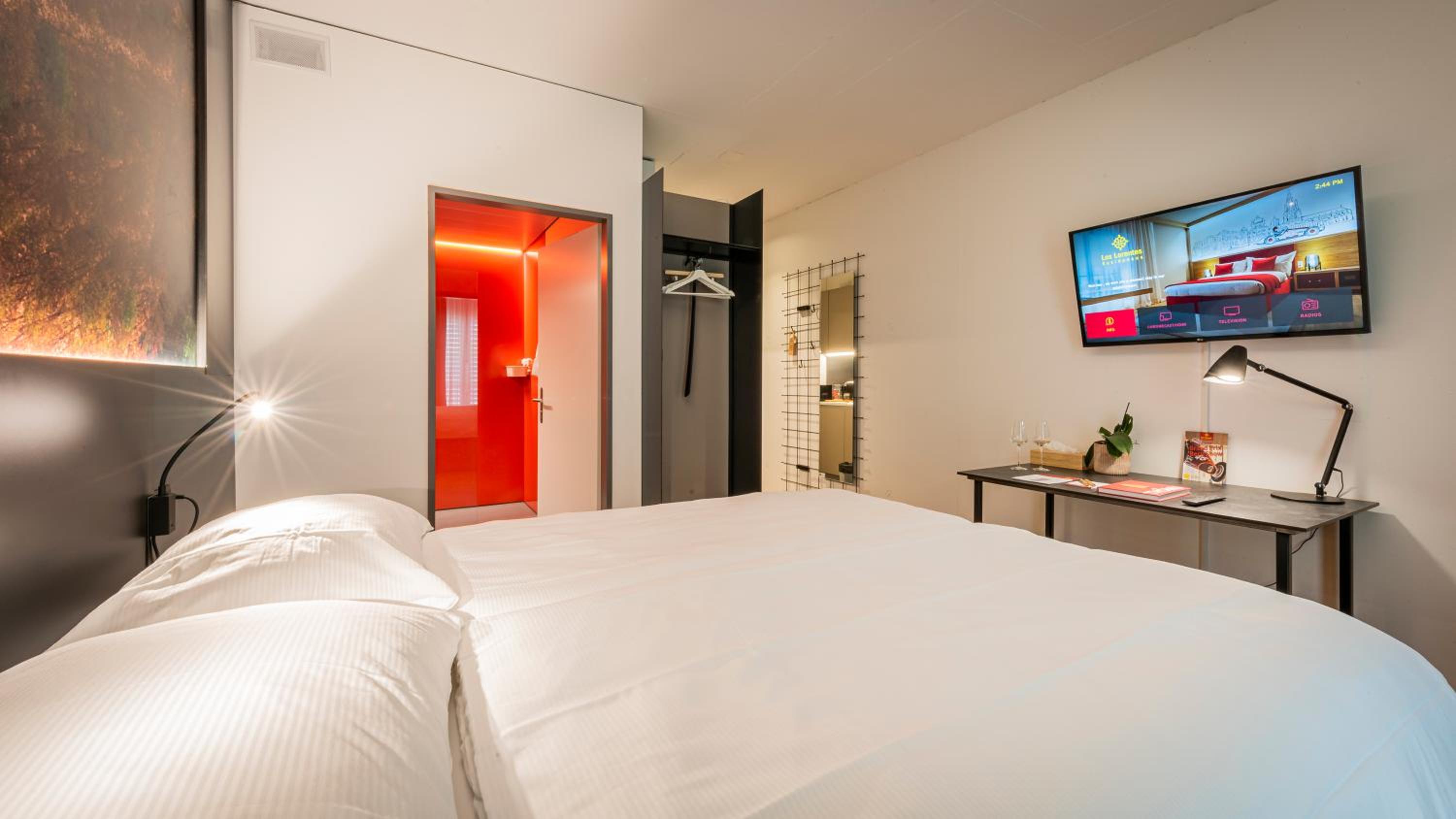 Courtyard Queen Room with Kitchenette - Photo 6