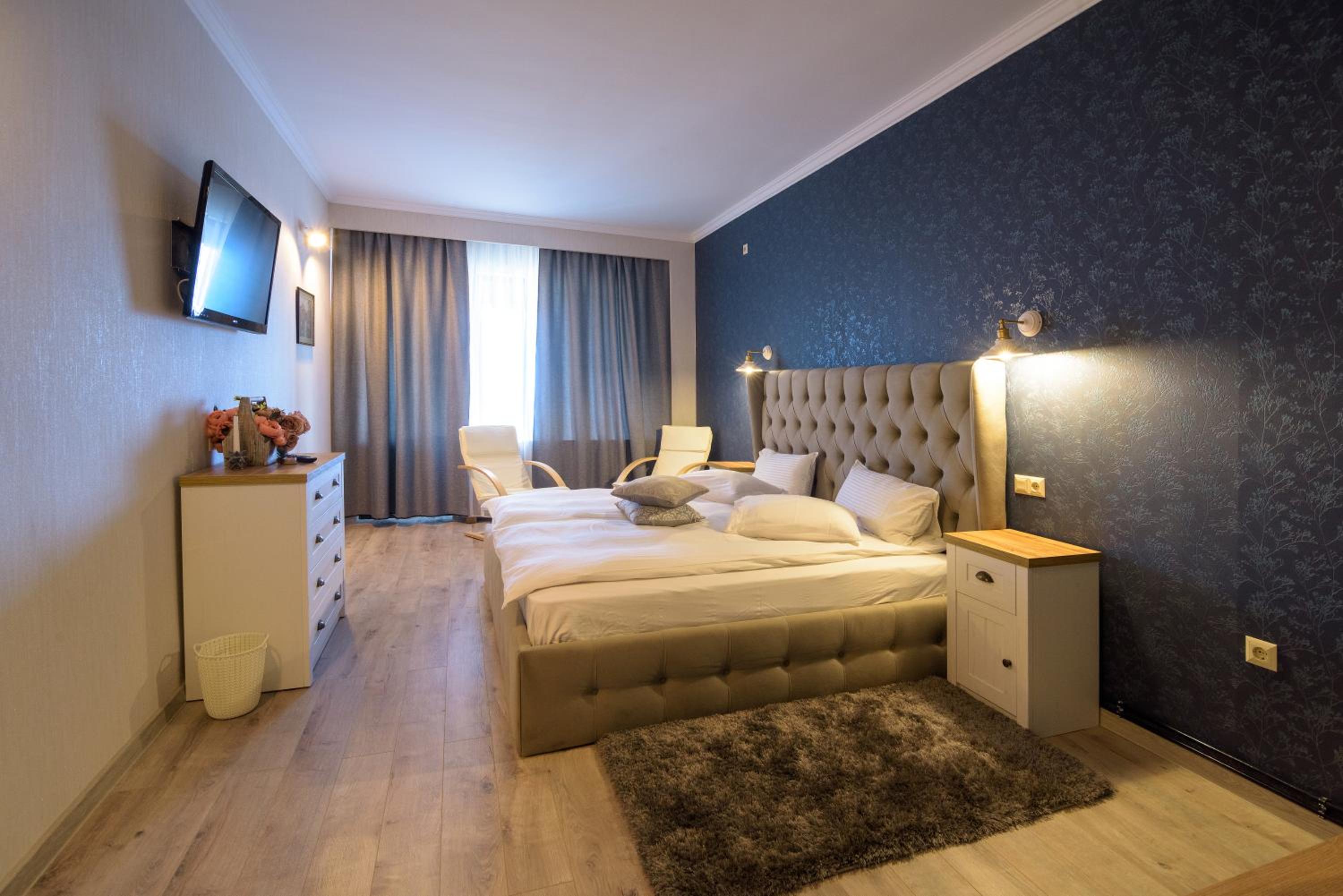 King Room with Balcony - Photo 7