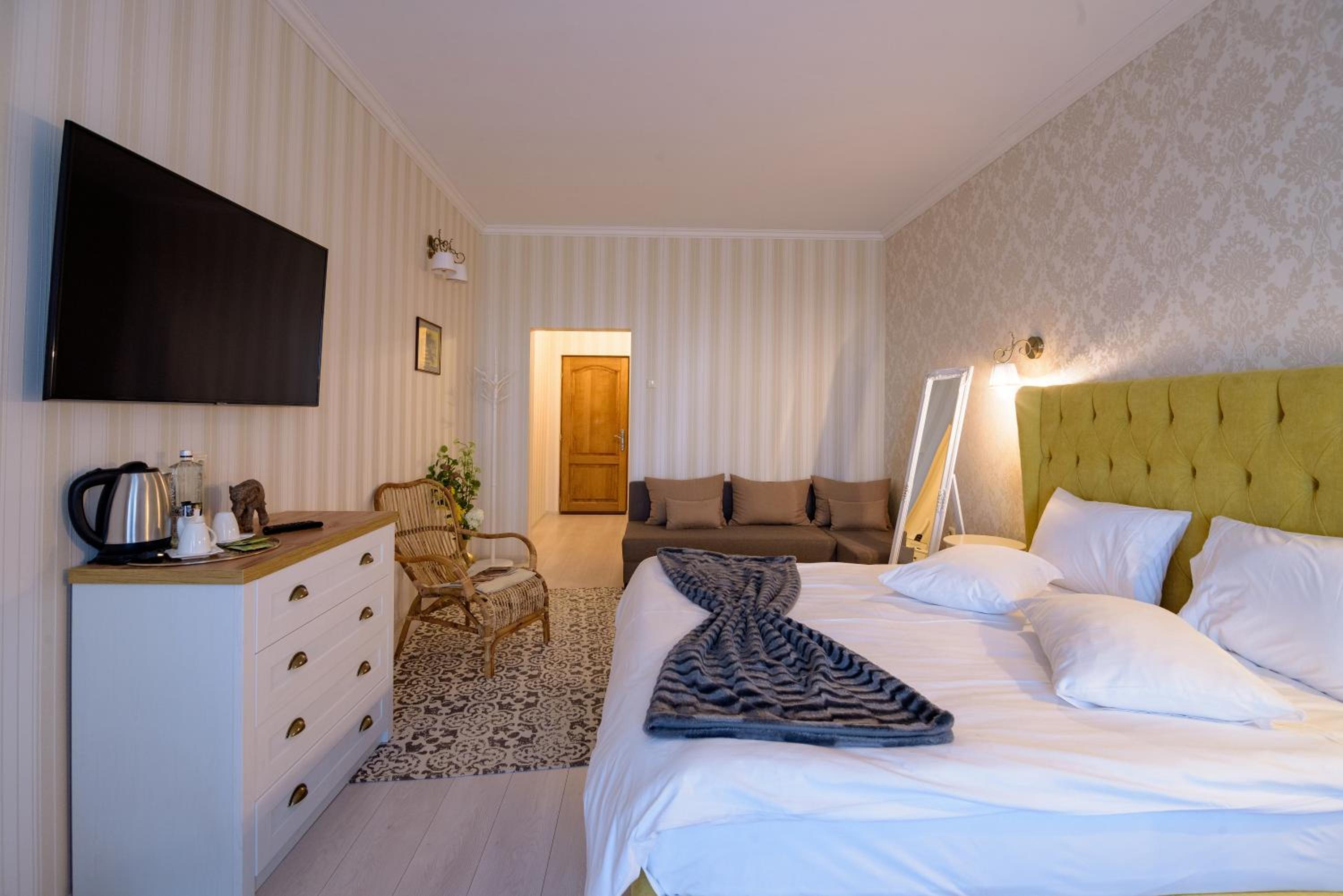 King Room with Balcony - Photo 4