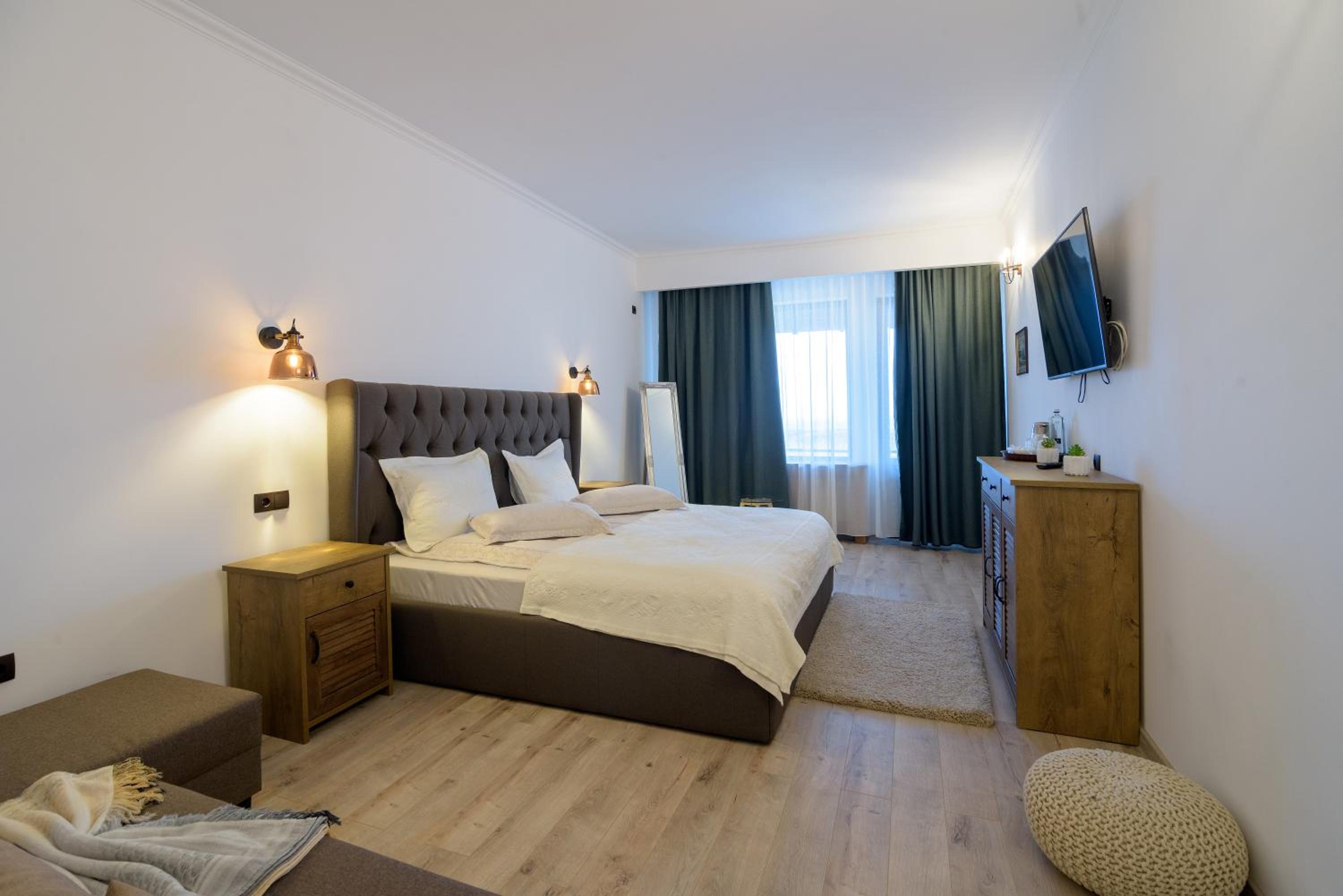 King Room with Balcony - Photo 8