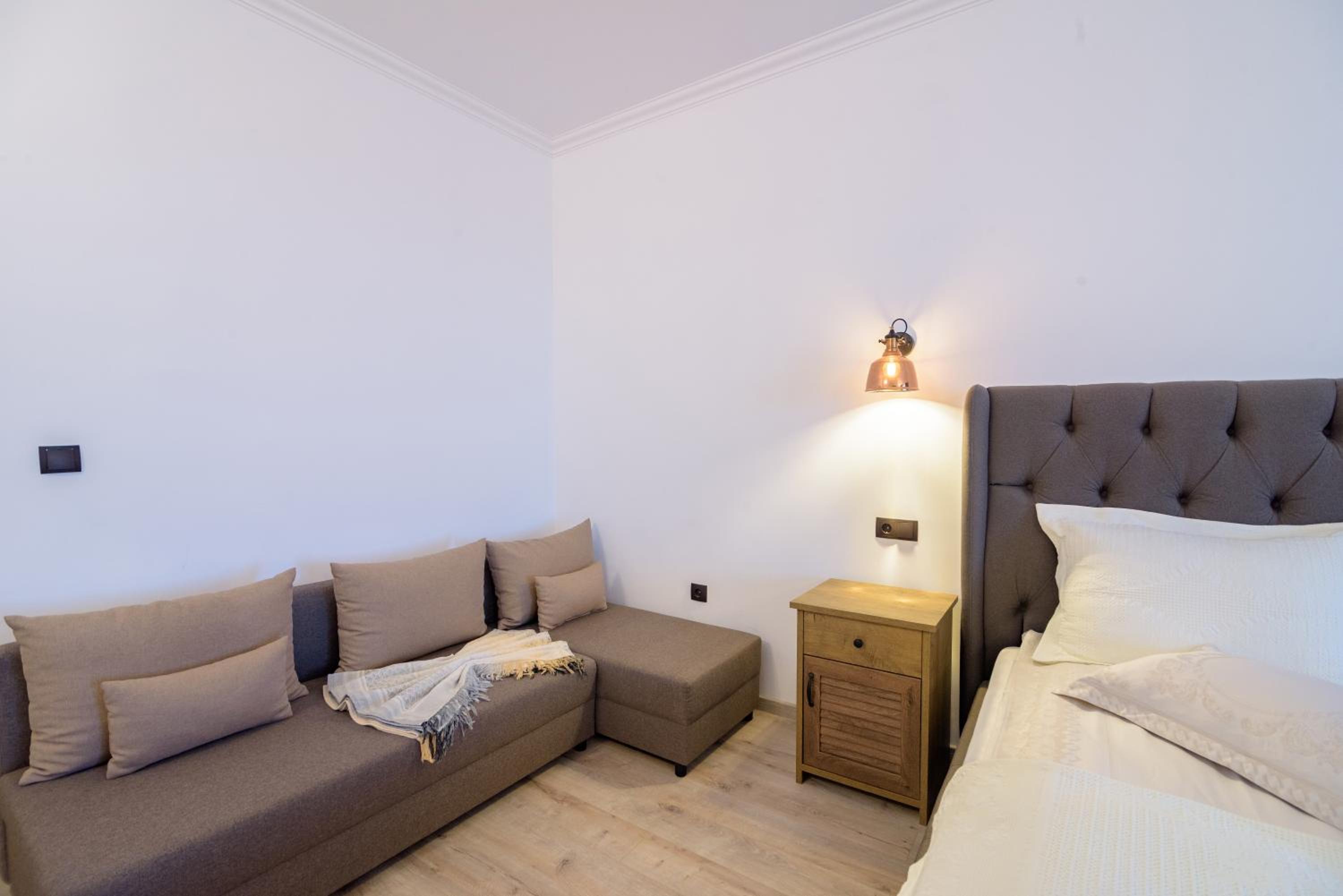 King Room with Balcony - Photo 9