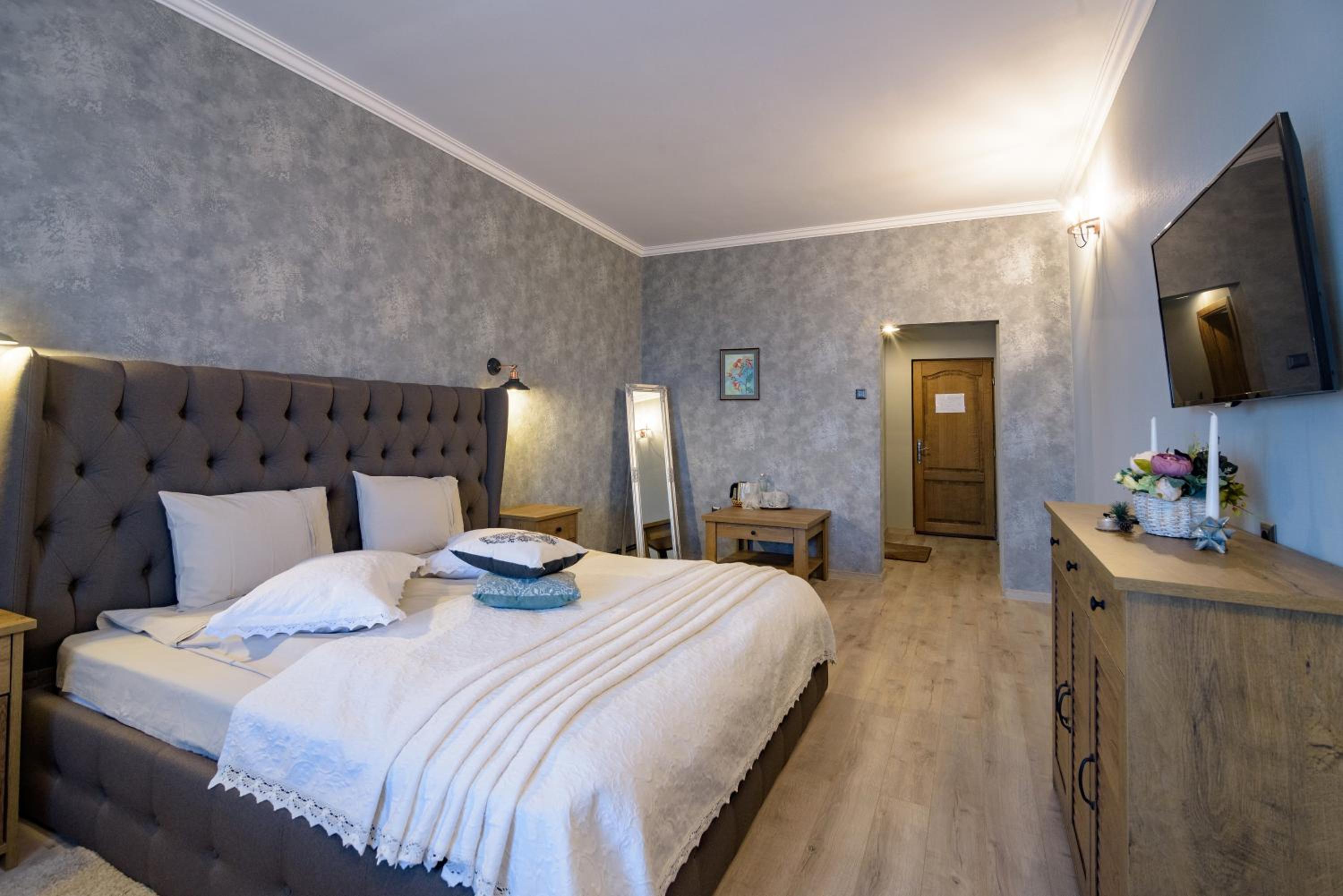 King Room with Balcony - Photo 11