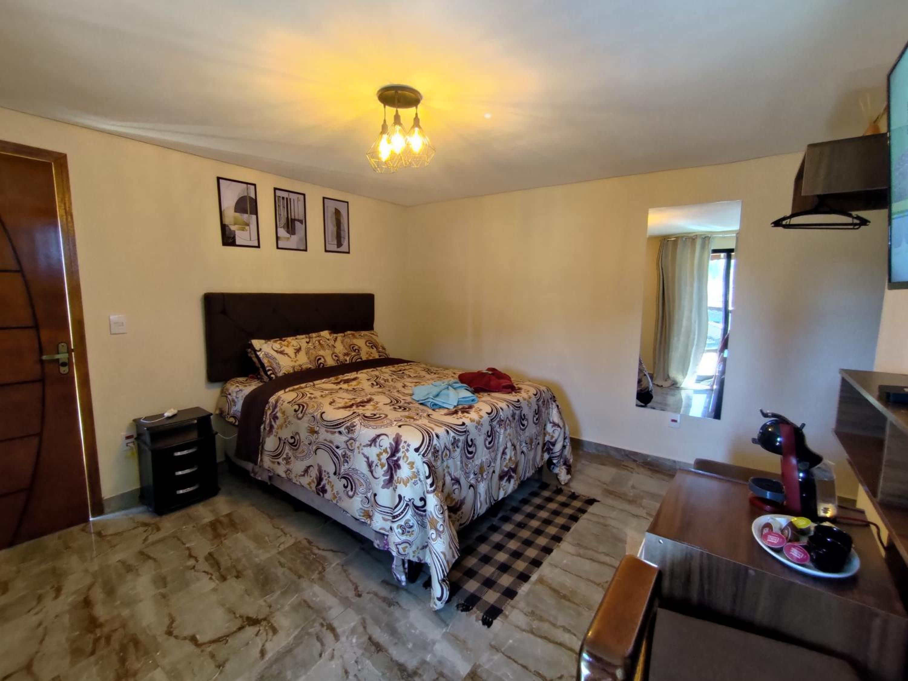 Suite with Balcony - Photo 4