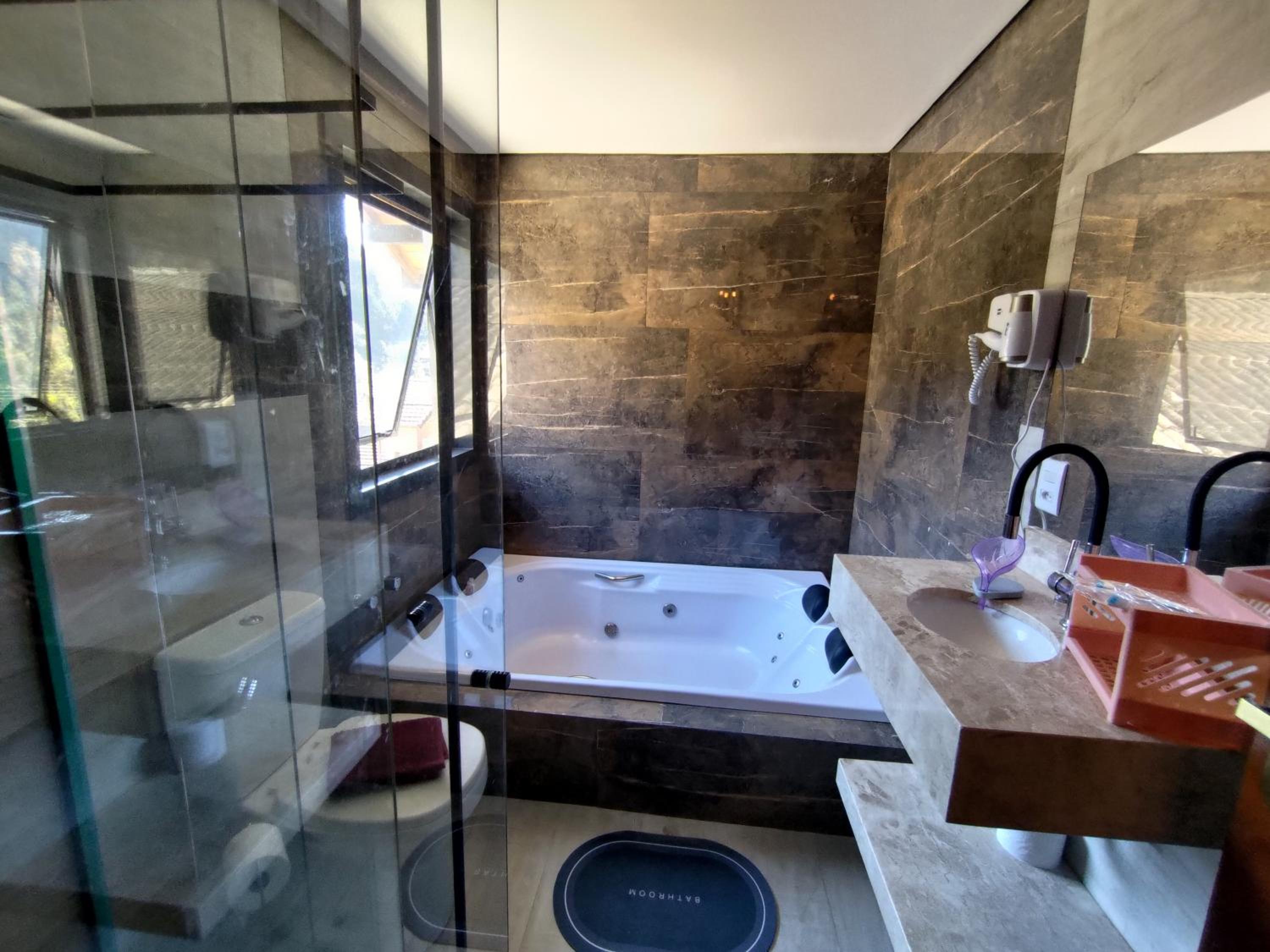 Suite with Balcony - Photo 8