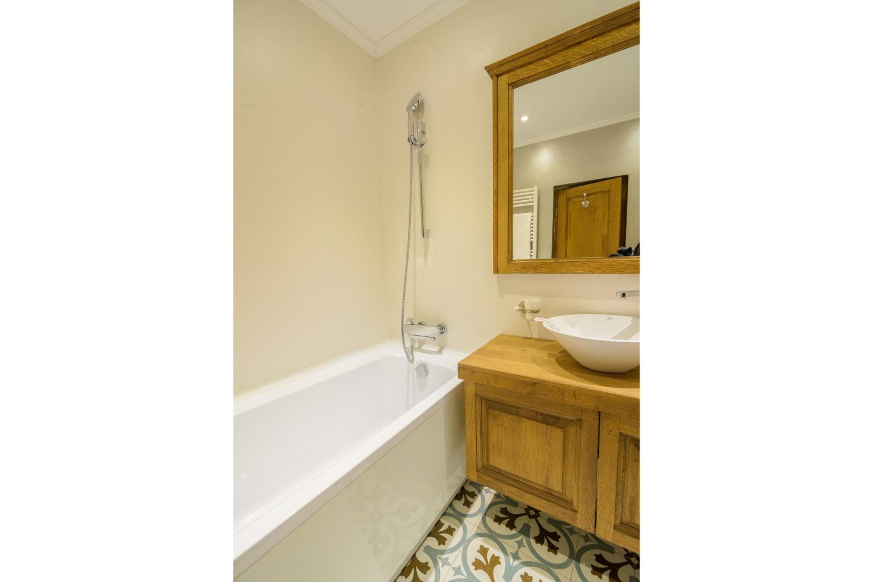 King Room with Balcony - Photo 6
