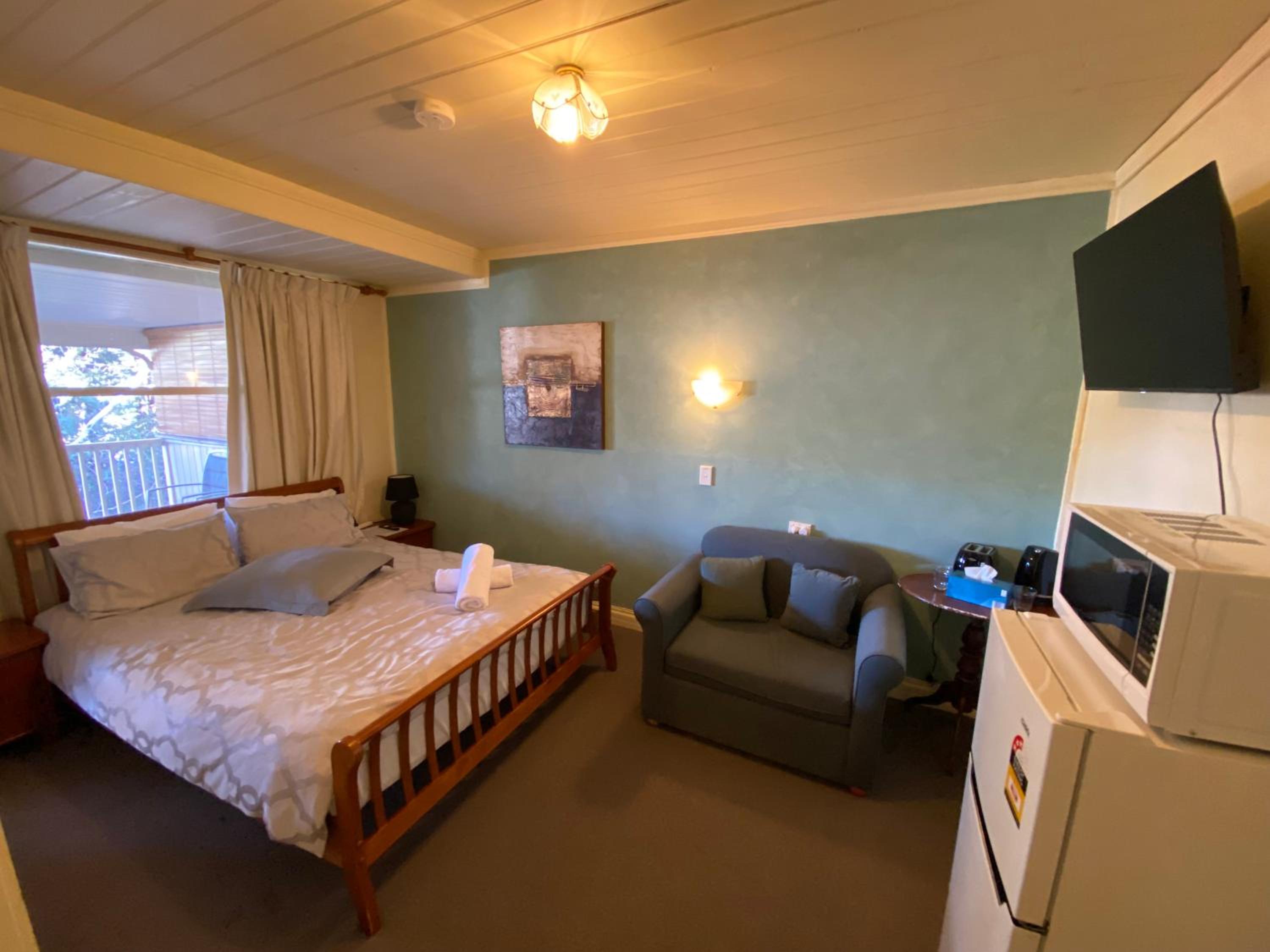 Deluxe Room (2 Adults + 1 Child)
