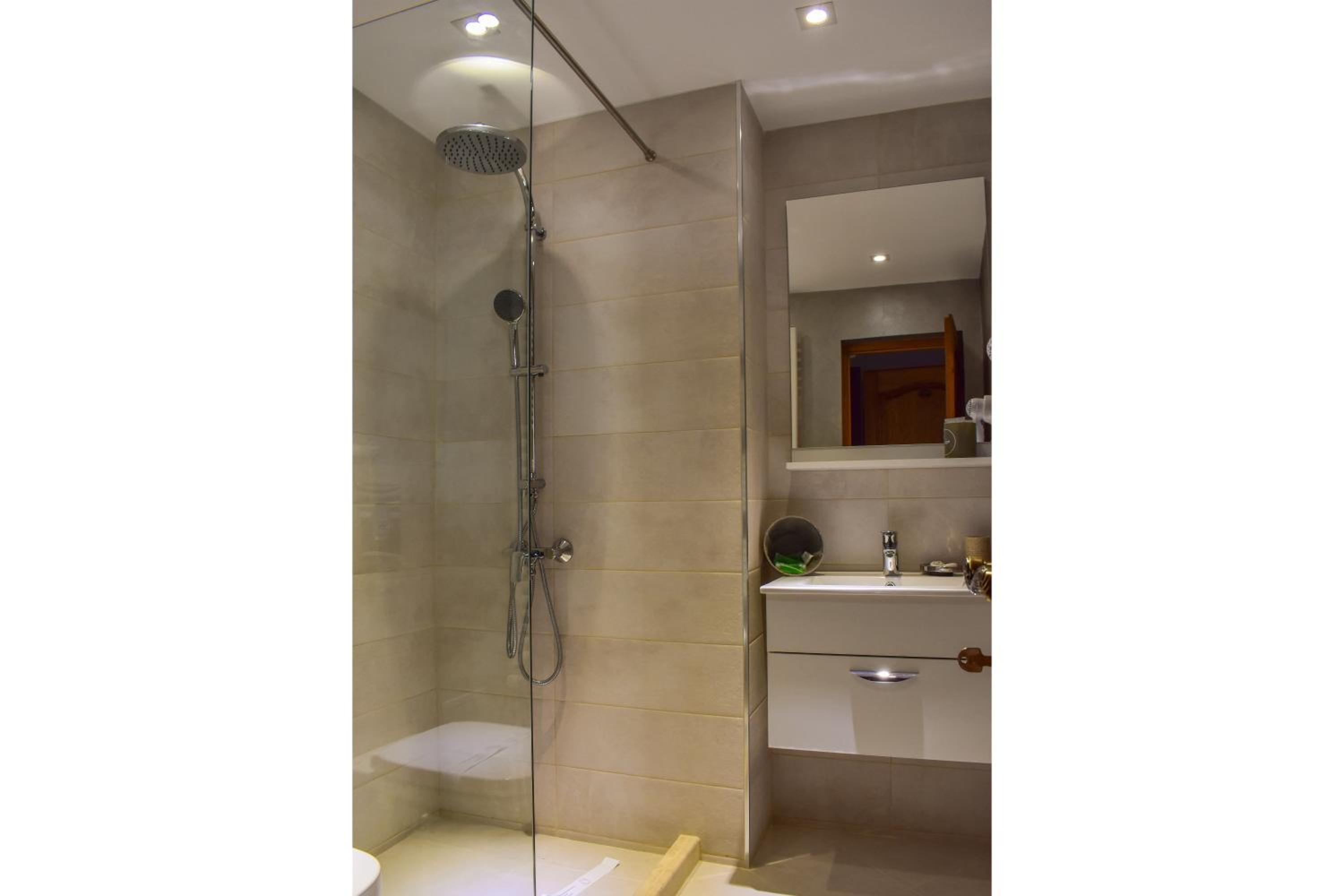 Deluxe Double or Twin Room - Photo 5