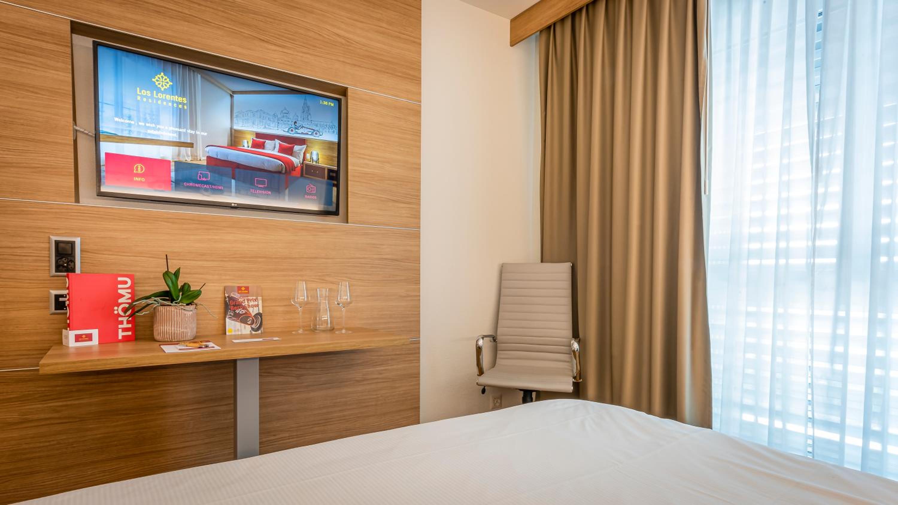 Courtyard Queen Room with Kitchenette - Photo 8