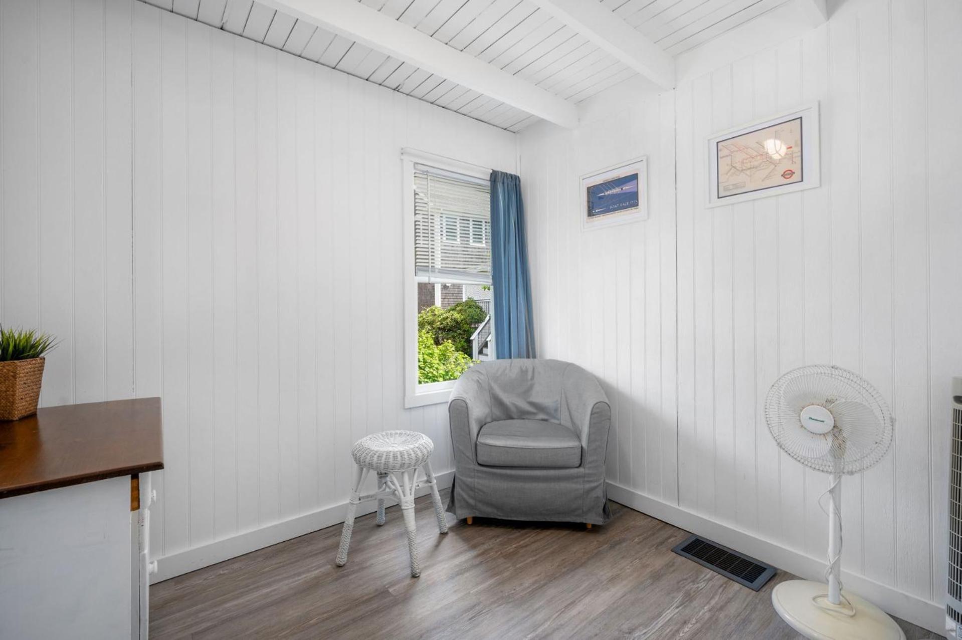 Three-Bedroom House photo 3