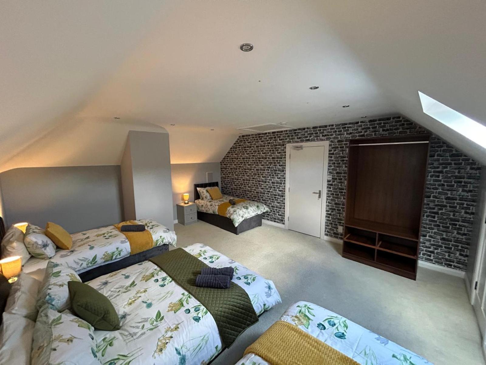 Six-Bedroom House photo 2