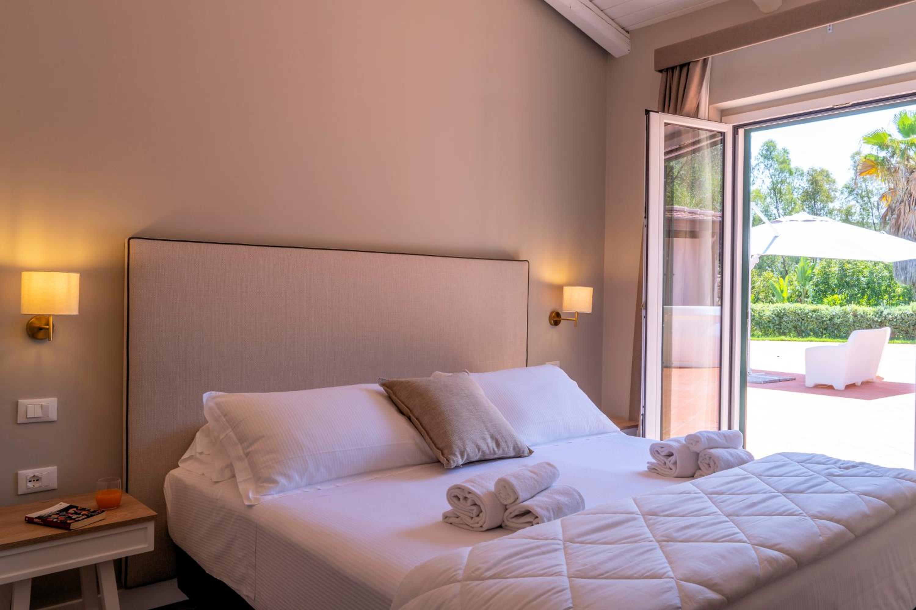 Double Room With Pool View photo 1