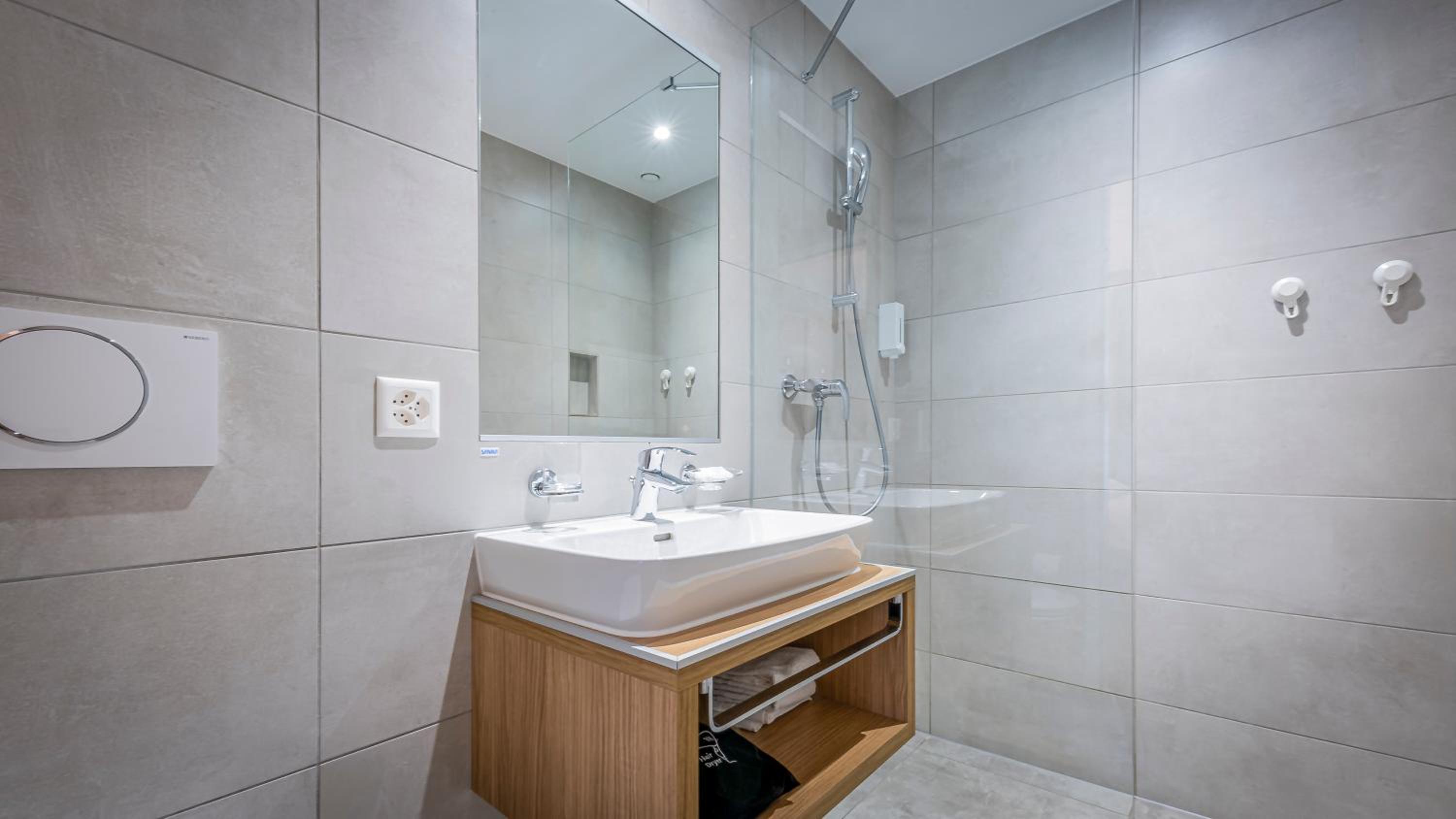 Top Floor Business Suite with Kitchenette and Terrace - Photo 14